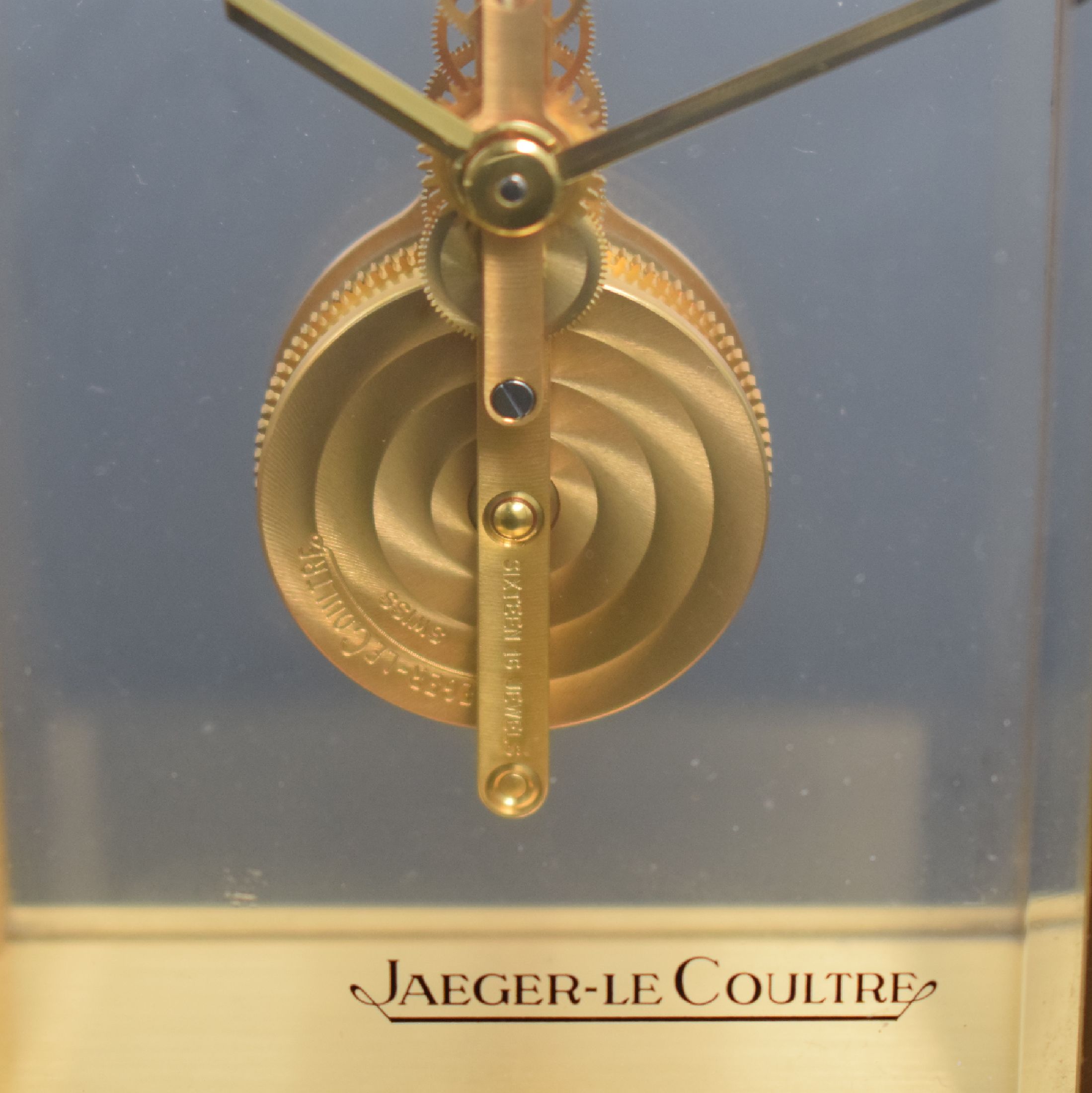 Detail a: Jaeger-LeCoultre kleine Tischuhr mit 8-Tage Stabwerk Referenz 3 215 018 1, Schweiz um 1980, rechteckiges, 4-seitig facett-vergl. Geh. verg., auf ...