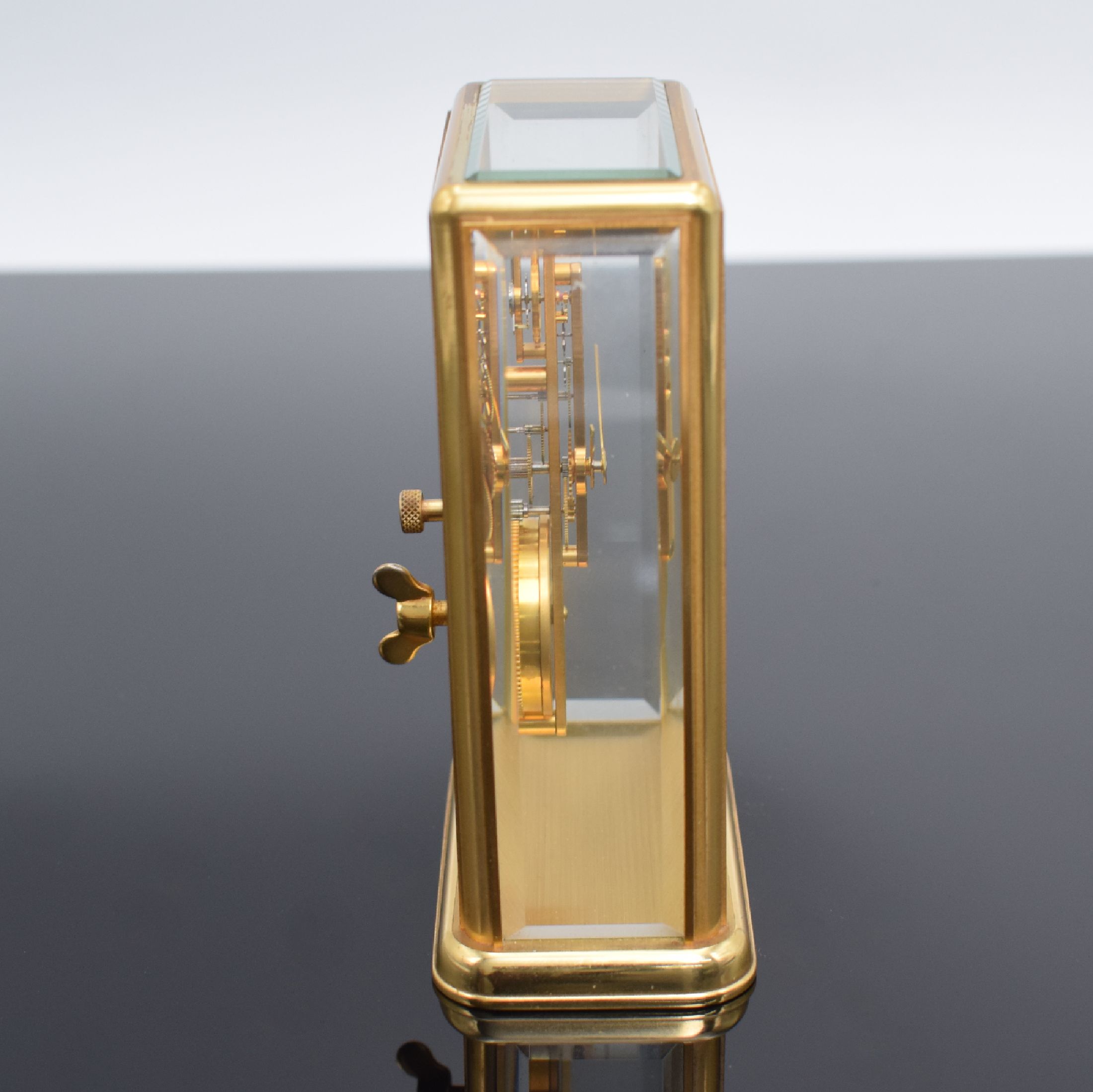 Detail b: Jaeger-LeCoultre kleine Tischuhr mit 8-Tage Stabwerk Referenz 3 215 018 1, Schweiz um 1980, rechteckiges, 4-seitig facett-vergl. Geh. verg., auf ...
