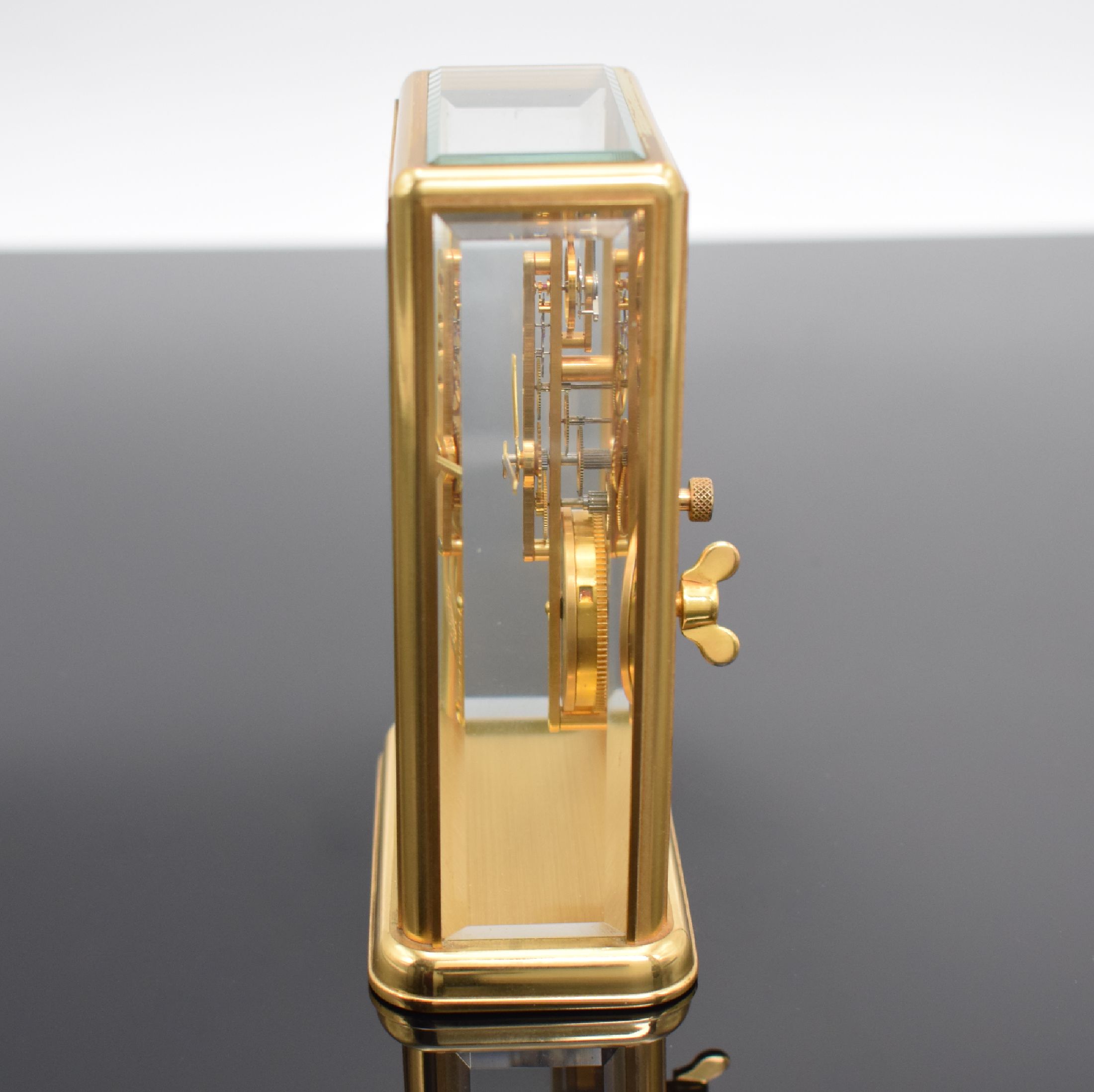 Detail d: Jaeger-LeCoultre kleine Tischuhr mit 8-Tage Stabwerk Referenz 3 215 018 1, Schweiz um 1980, rechteckiges, 4-seitig facett-vergl. Geh. verg., auf ...