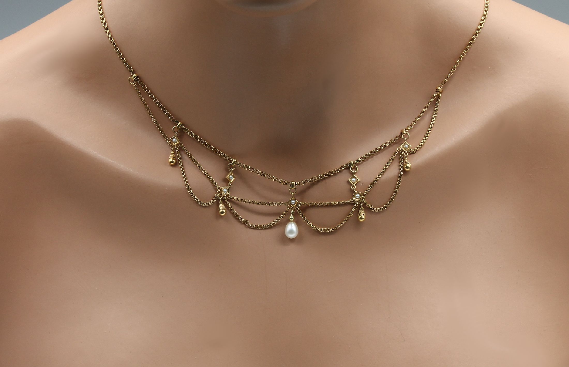 Detail a: 14 kt Gold Zuchtperl-Collier, GG 585/000, Mittelteil dreireihig mit Zuchtperle und kl. Goldkügelchen als Abhängung, L ca. 45 oder 51 cm, ...
