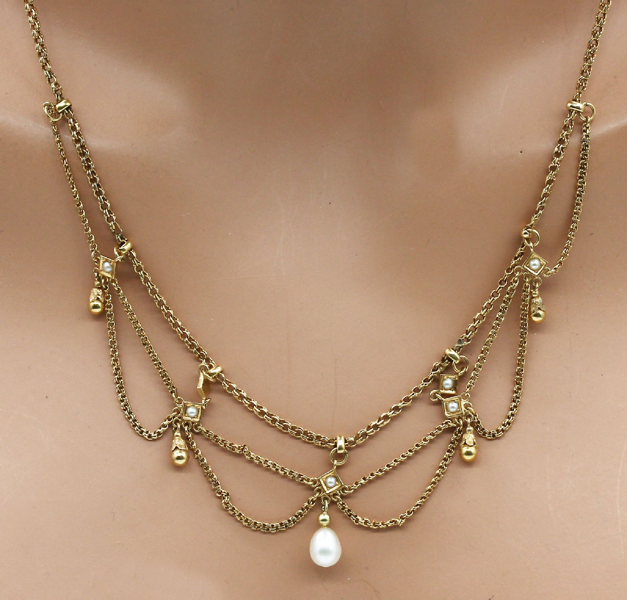 Detail b: 14 kt Gold Zuchtperl-Collier, GG 585/000, Mittelteil dreireihig mit Zuchtperle und kl. Goldkügelchen als Abhängung, L ca. 45 oder 51 cm, ...