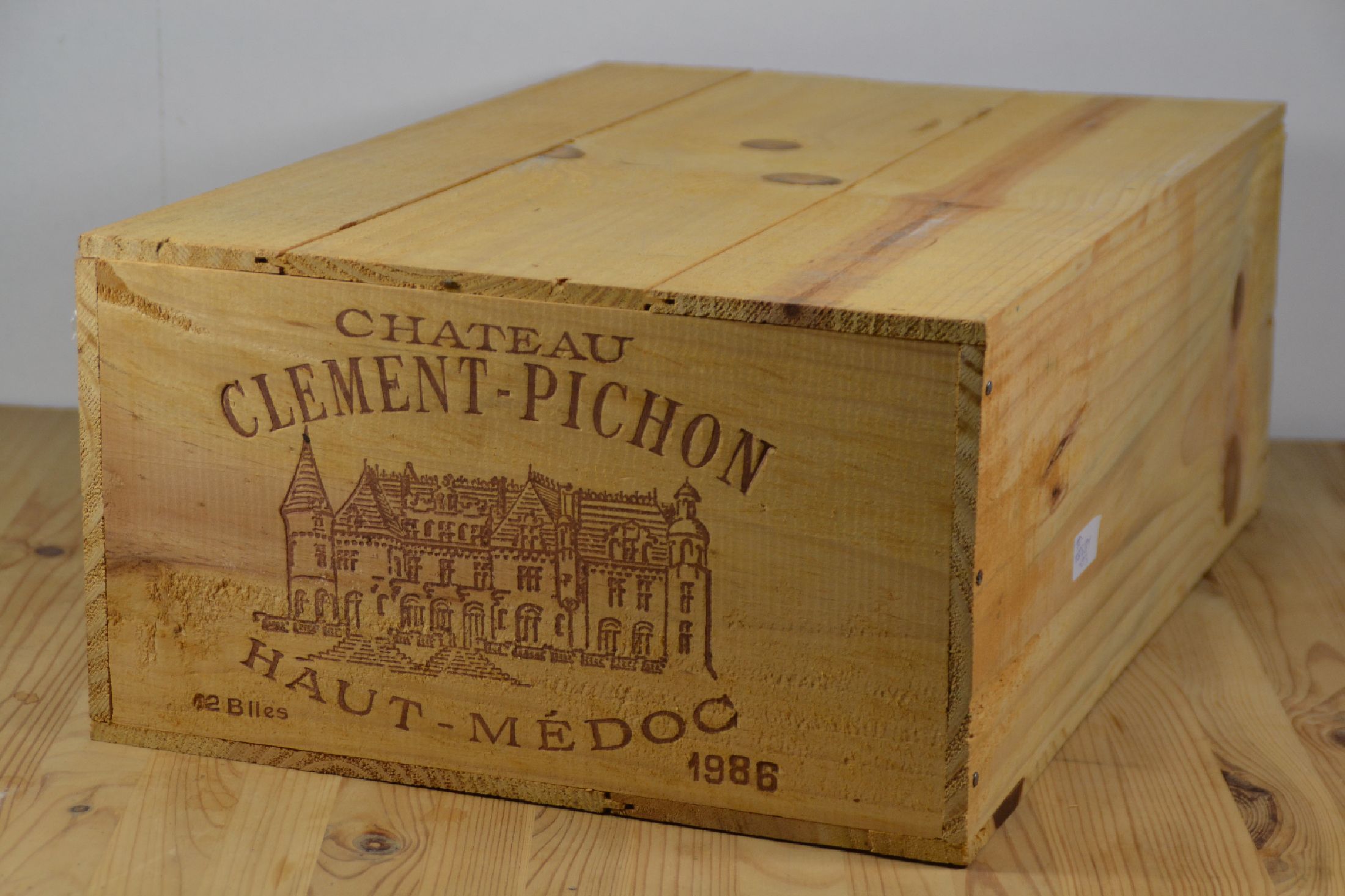 12 Flaschen in ungeöffneter Holzkiste, 1986, Chateau Clement-Pichon, Haut-Medoc, je ca. 750ml, ca. 10-15% Vol., Kiste ungeöffnet