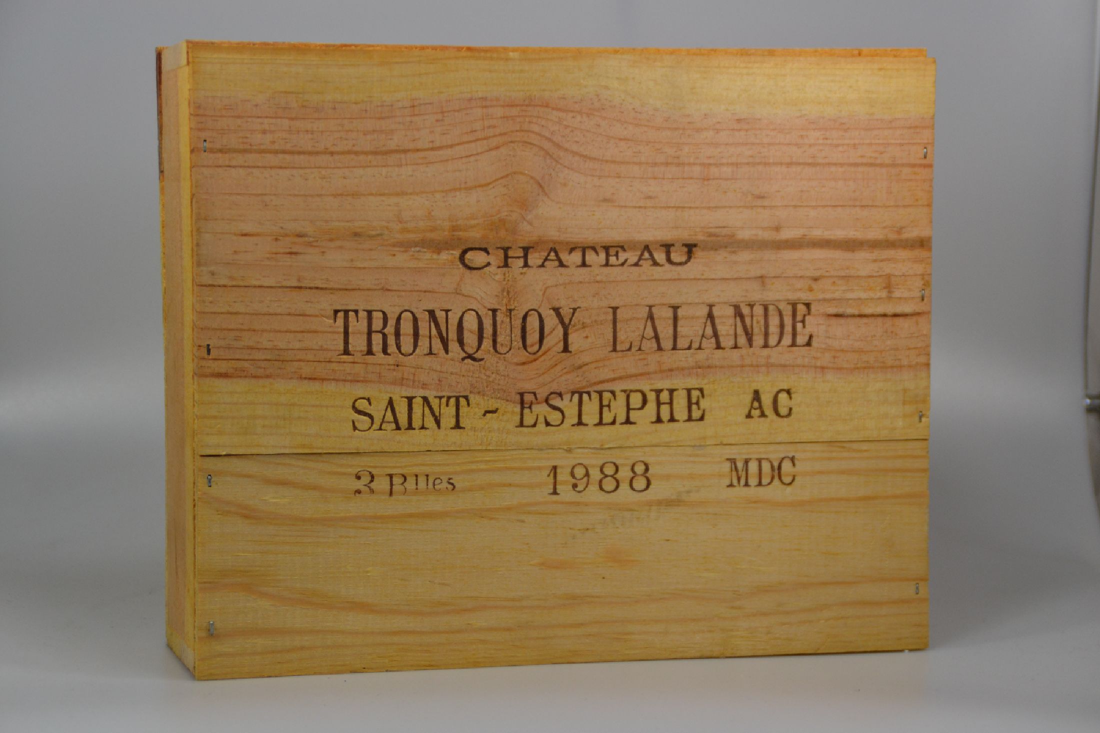 3 Flaschen in ungeöffneter Holzkiste 1988 Chateau Tronquoy Lalande, Sainte-Estephe, jeca. 750ml, ca. 10-15% Vol., Kiste ungeöffnet