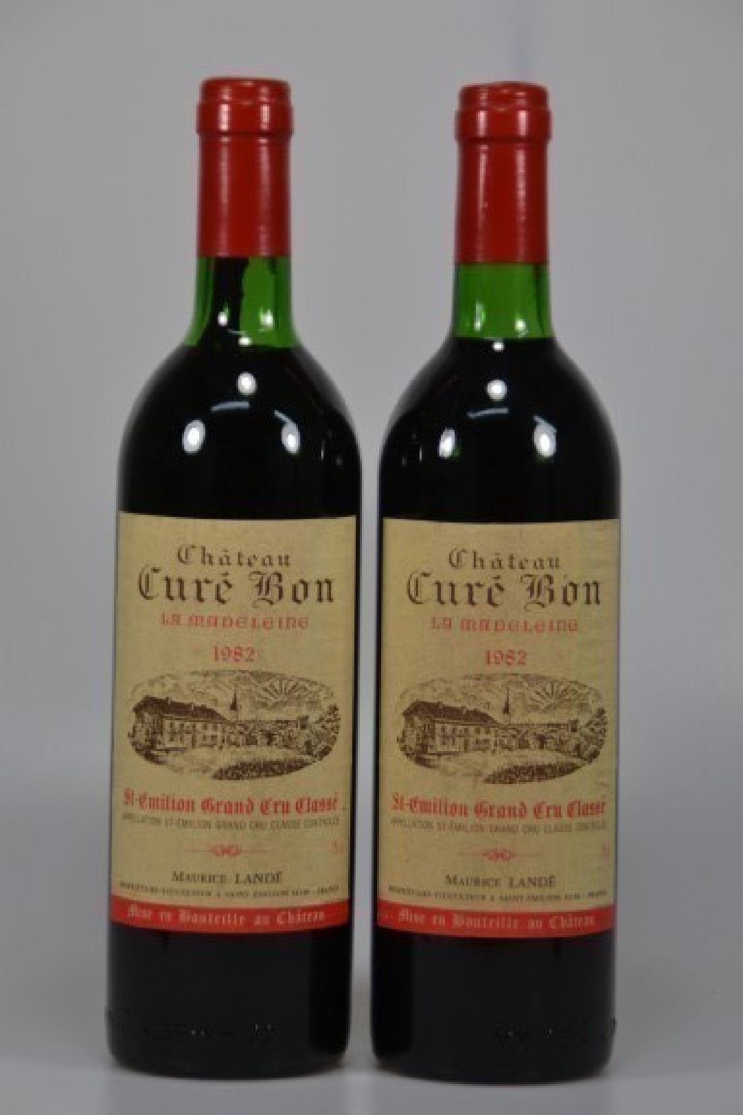 2 Flaschen, 1982 Chateau Cure Bon la Madeleine, Saint-Emilion Grand Cru, Maurice Lande, Mid Shoulder und mehr, unverkostet