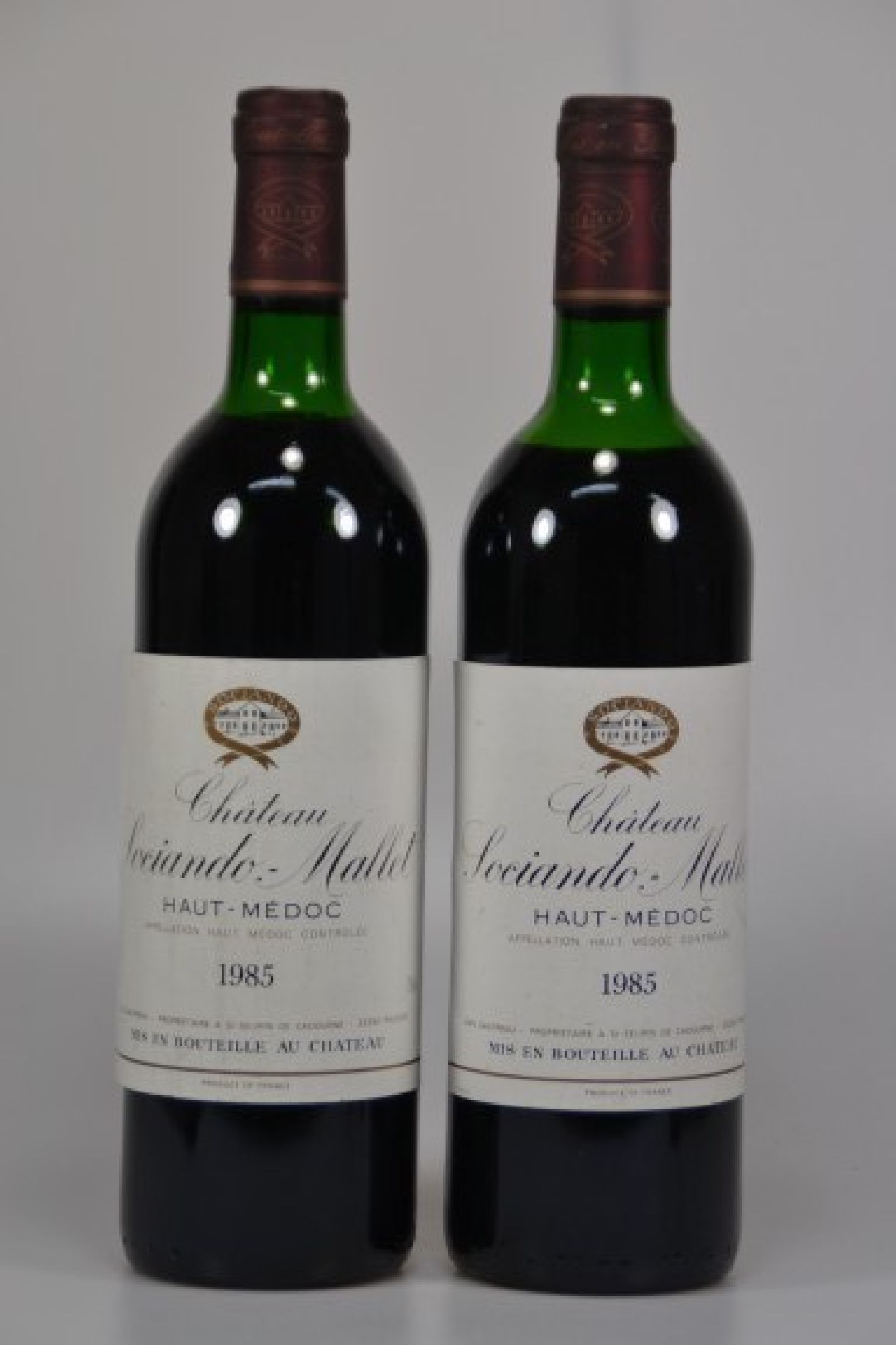 2 Flaschen, 1985 Chateau Sociando-Mallet, Haut-Medoc, 750ml, Mid Shoulder u. Upper Mid Shoulder, unverkostet