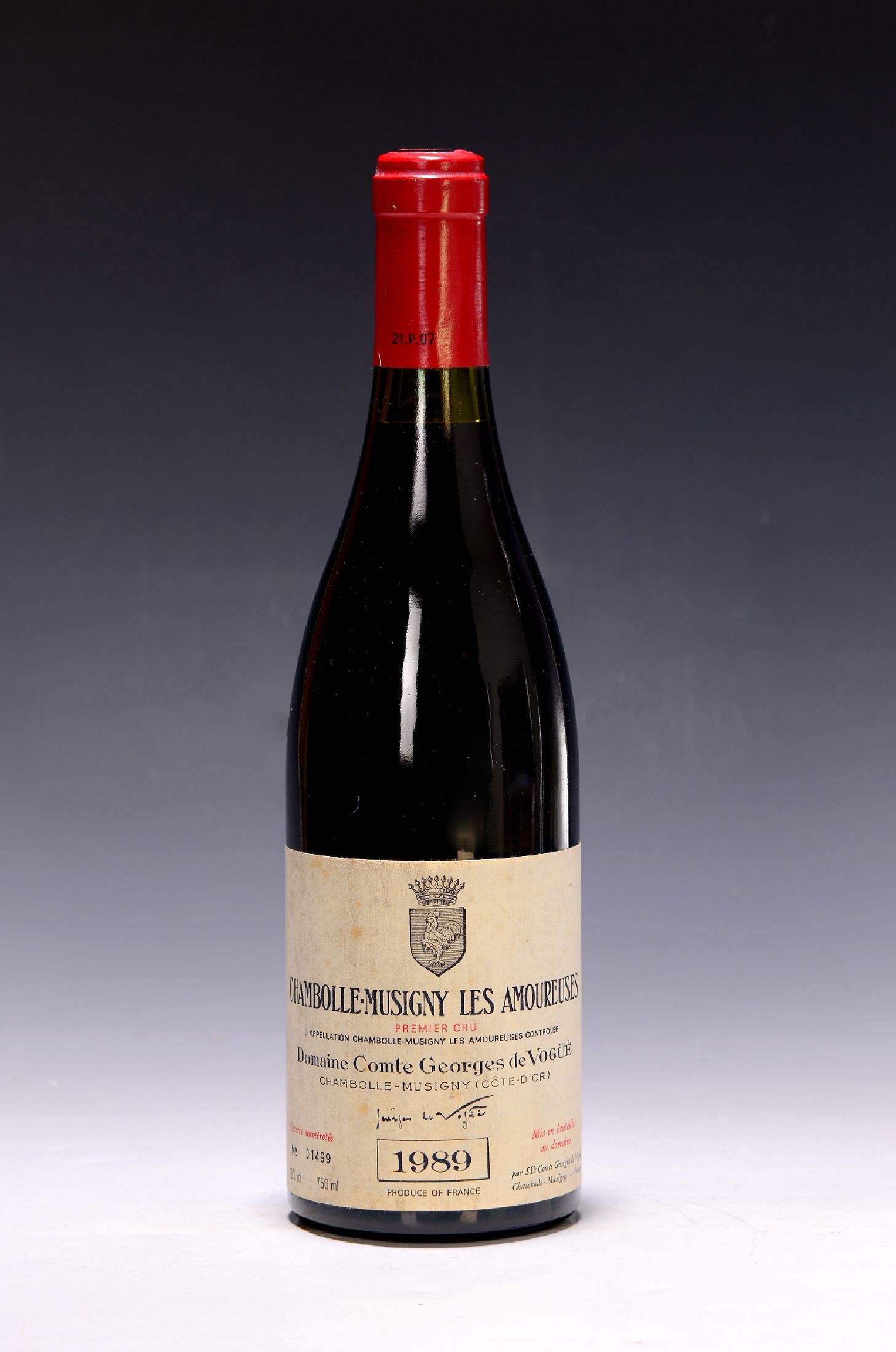 Detail a: 1 Flasche, 1989 Domaine Comte Georges de Vogue, Les Amoureuses, Chambolle-Musigny Premier Cru, No. 01499, 750ml, Füllniveau ca. 1,3 cm, unverkostet, ...