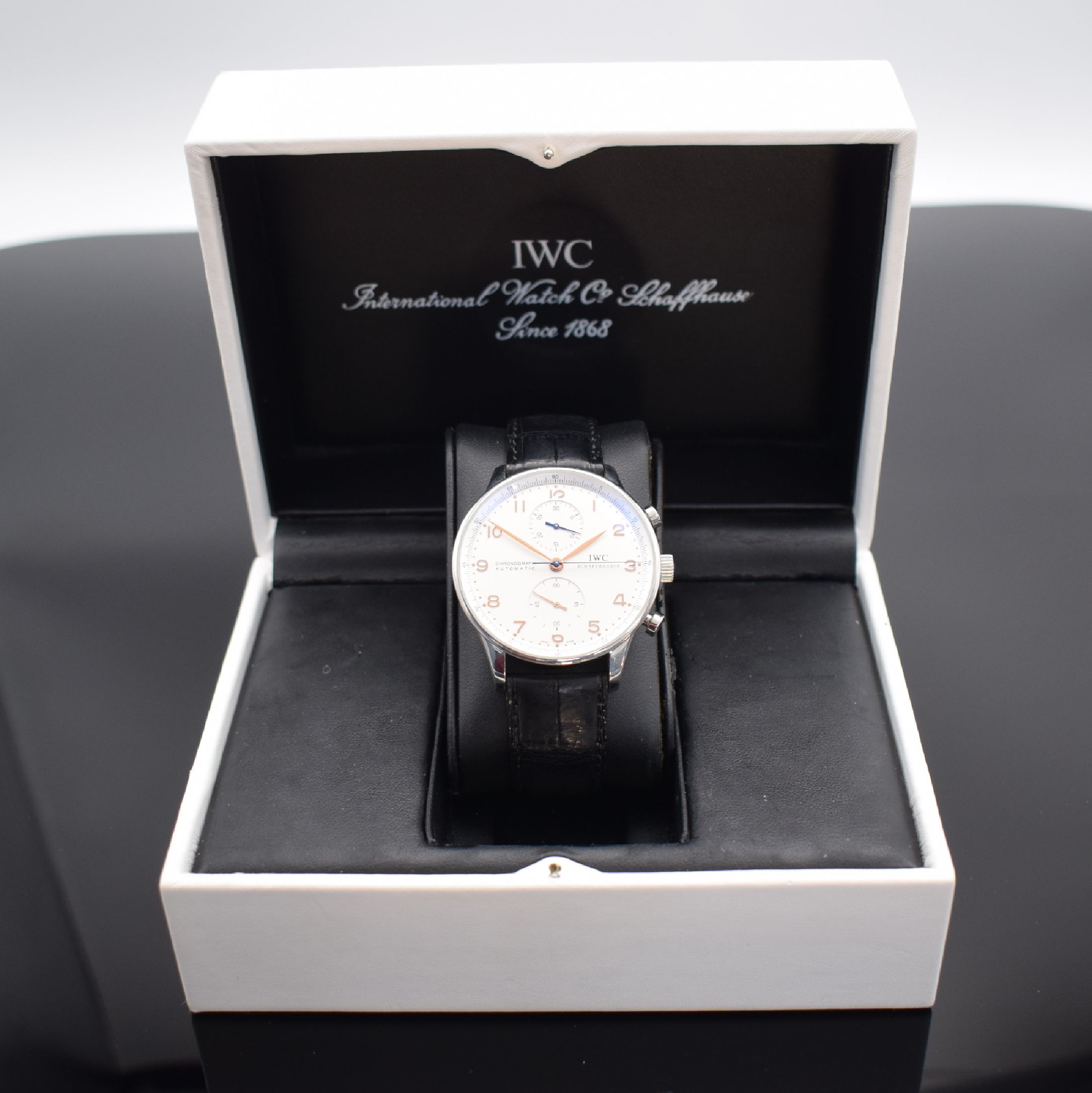 Detail f: IWC feiner Armbandchronograph Modell Portugieser Referenz 3714-01, Automatik, Edelstahlgeh. inkl. orig. Lederband m. orig. Faltschl., Boden 4-fach ...