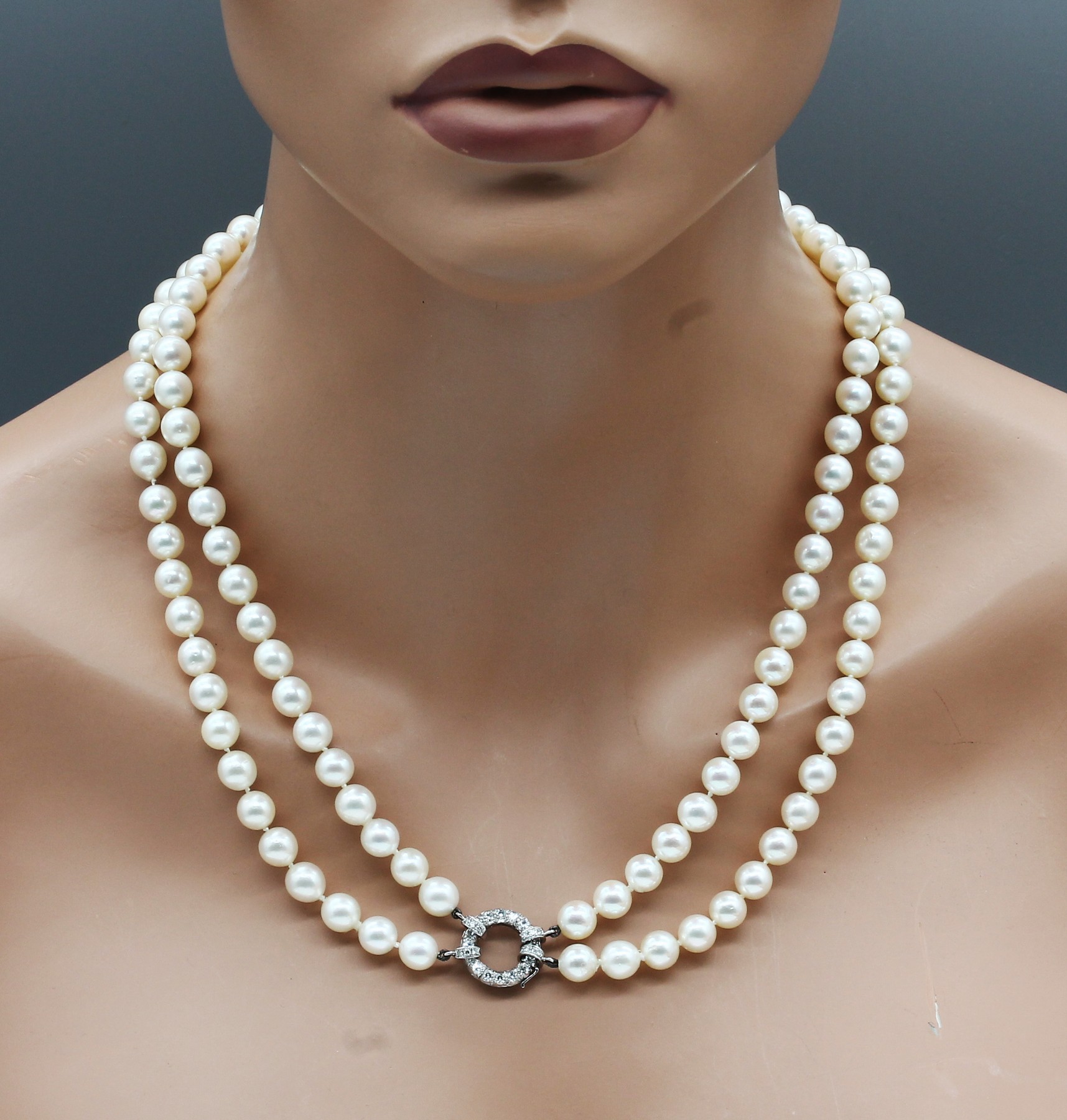 Detail a: 2-reihiges Akoyazuchtperlen-Collier mit 18 kt Gold Schließe, WG 750/000, bes. mit 26 8/8-Diamanten zus. ca. 0.72 ct feines Weiß/si, 120 ...