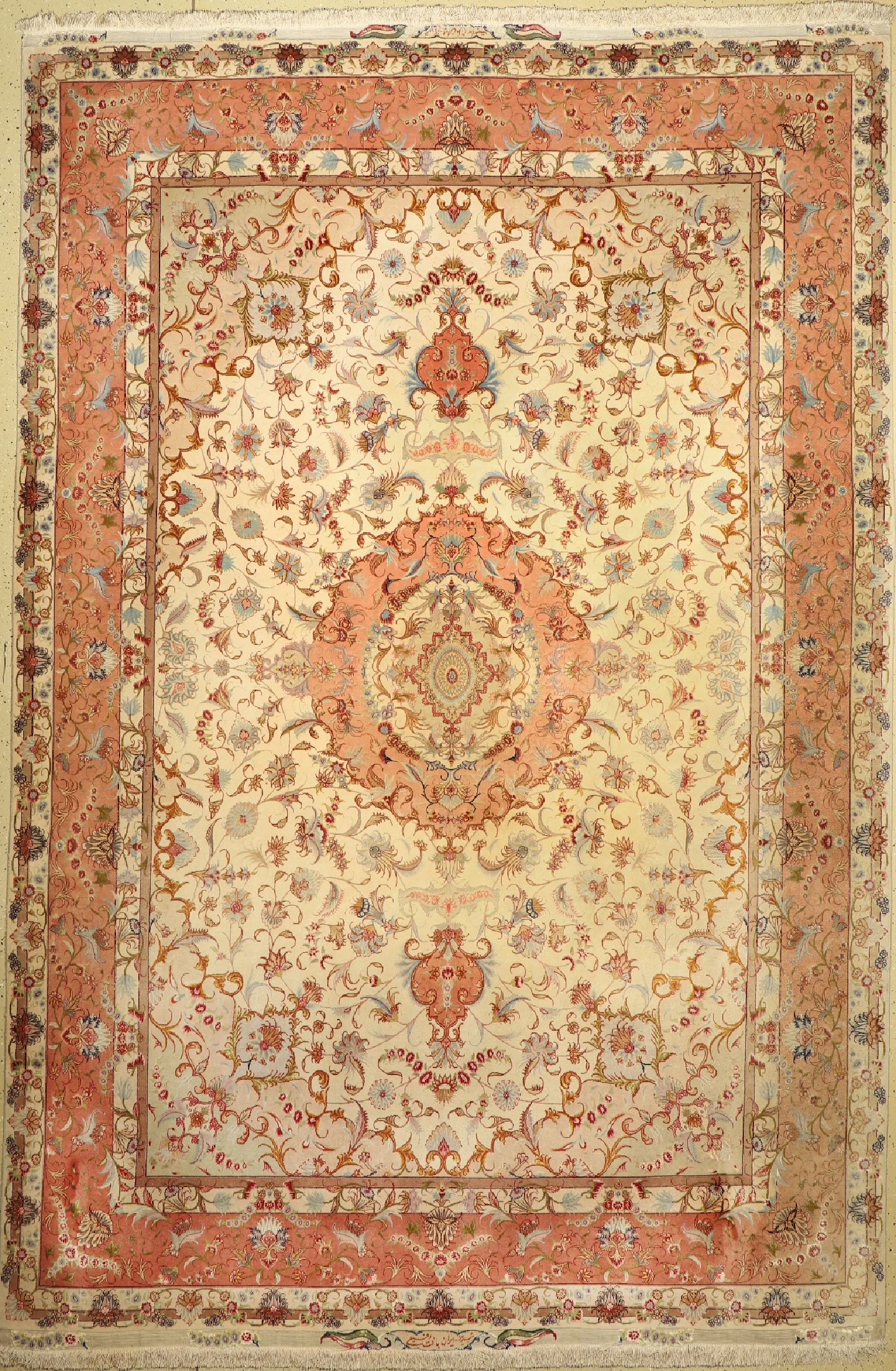 Täbriz fein(50 Raj), signier, Persien, ca. 50 Jahre, Korkwolle mit und auf Seide, ca. 375x 245 cm, ca. 500.000 Kn/qm, leicht verblaßt, EHZ: 2
