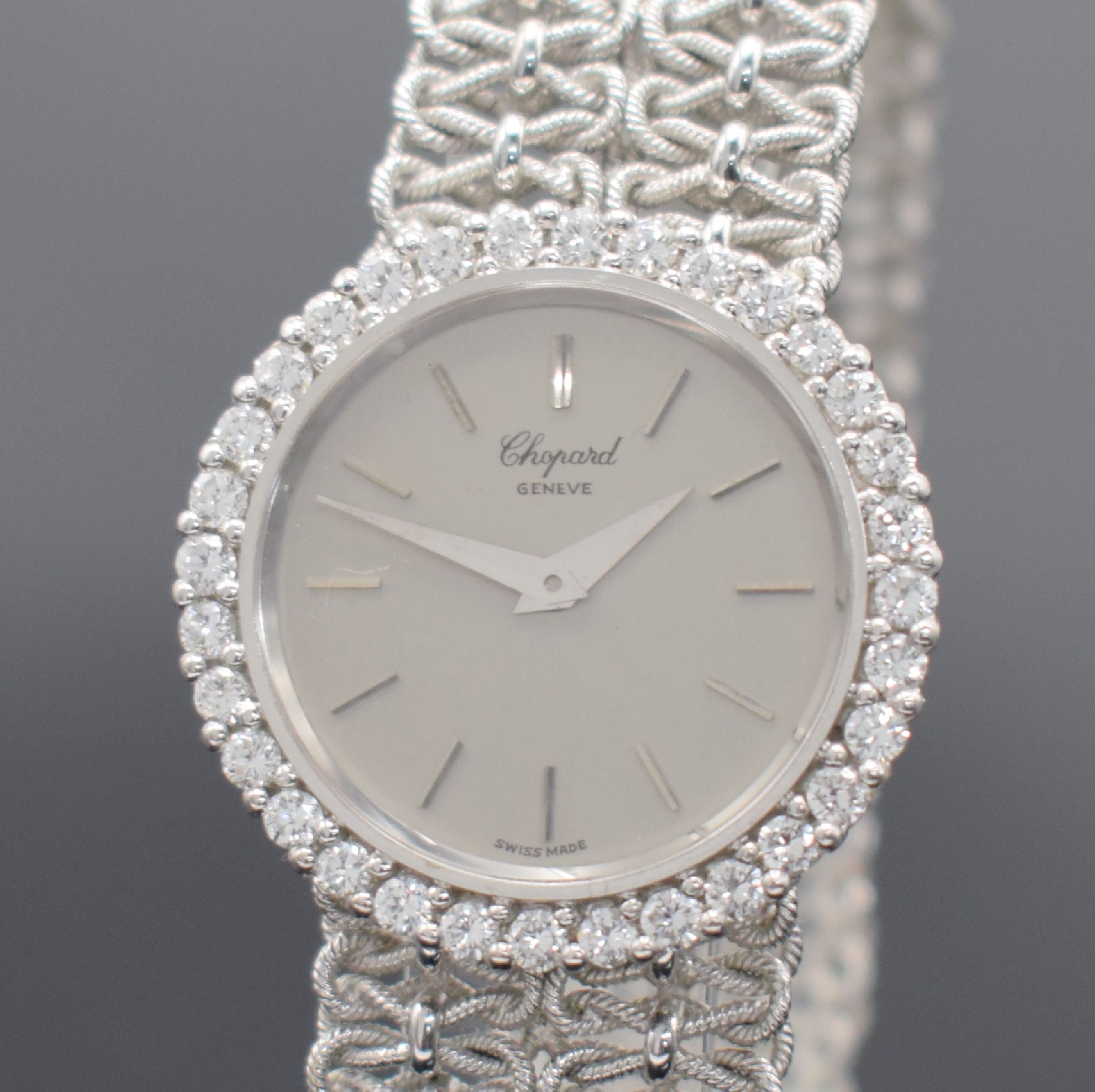 Detail a: CHOPARD Diamantbesetzte Damenarmbanduhr in WG 750/000, Schweiz um 1965, Handaufzug, gedr. Geh., integr. geflochtenes orig. Band, grau- silb. ...
