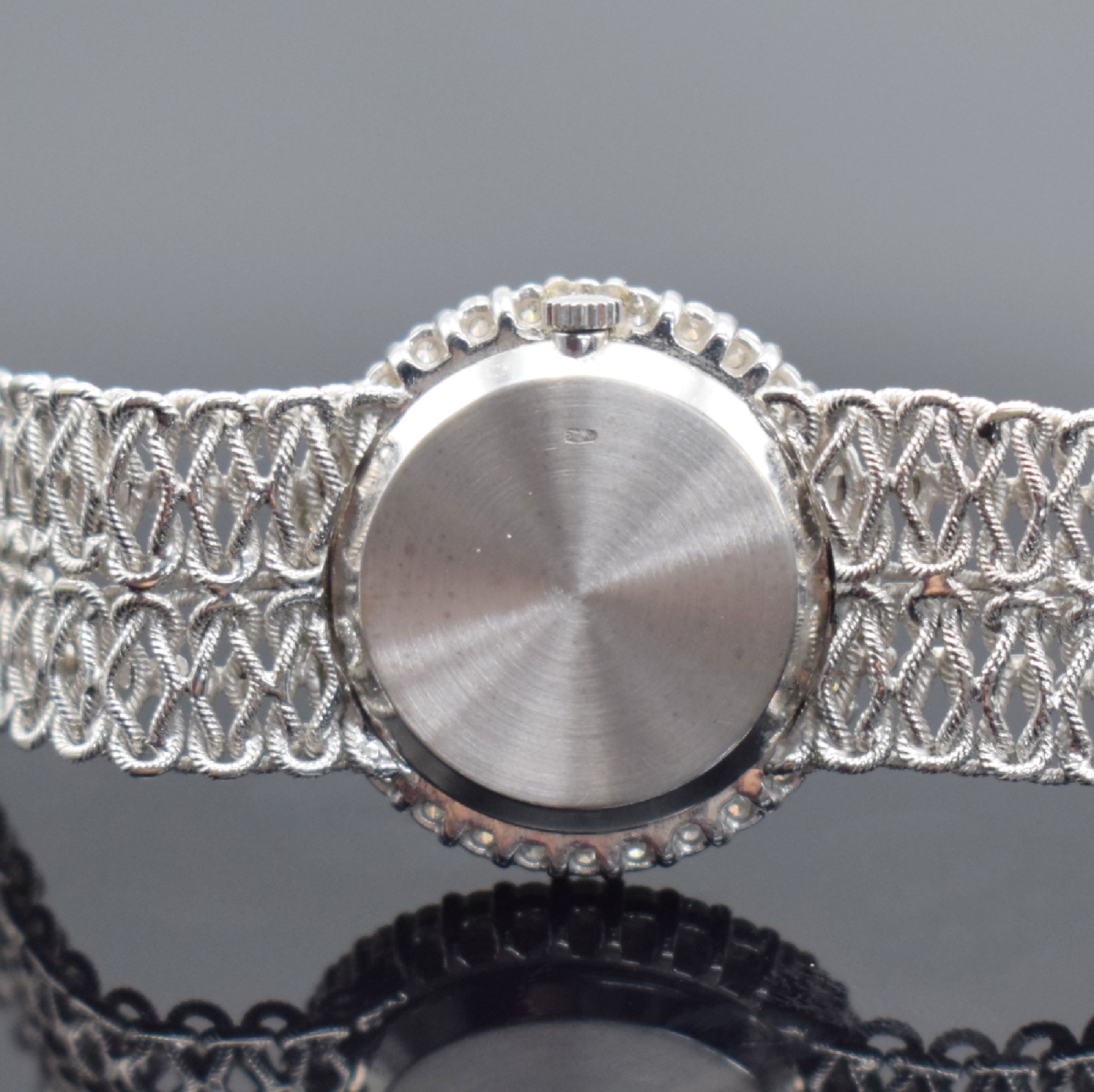 Detail d: CHOPARD Diamantbesetzte Damenarmbanduhr in WG 750/000, Schweiz um 1965, Handaufzug, gedr. Geh., integr. geflochtenes orig. Band, grau- silb. ...