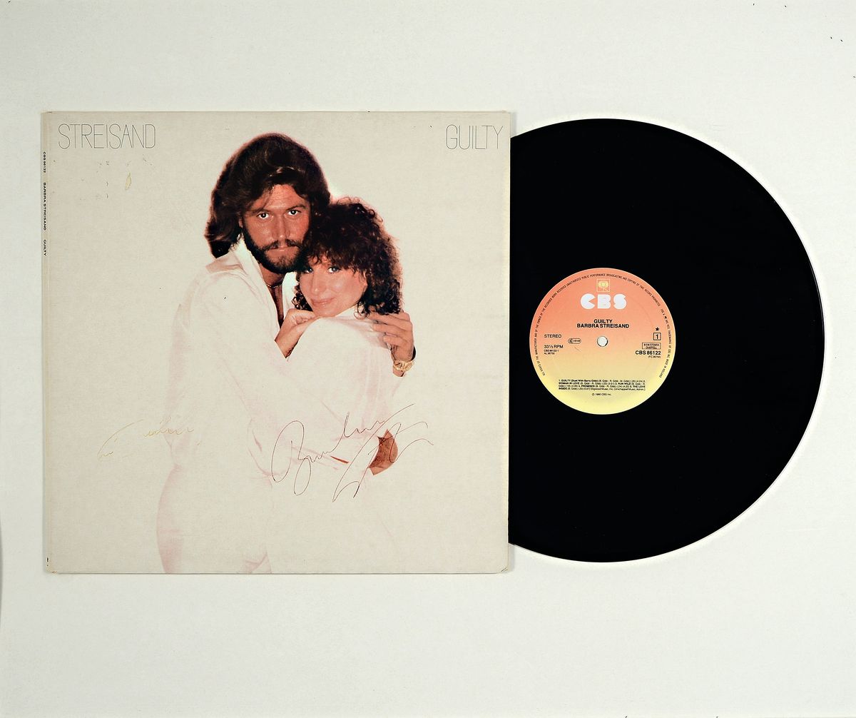 Schallplatte "Guilty", Barbra Streisand, CBS 1980, Cover handsigniert von Barry Gibb und Barbra Streisand, u.Gl., R.