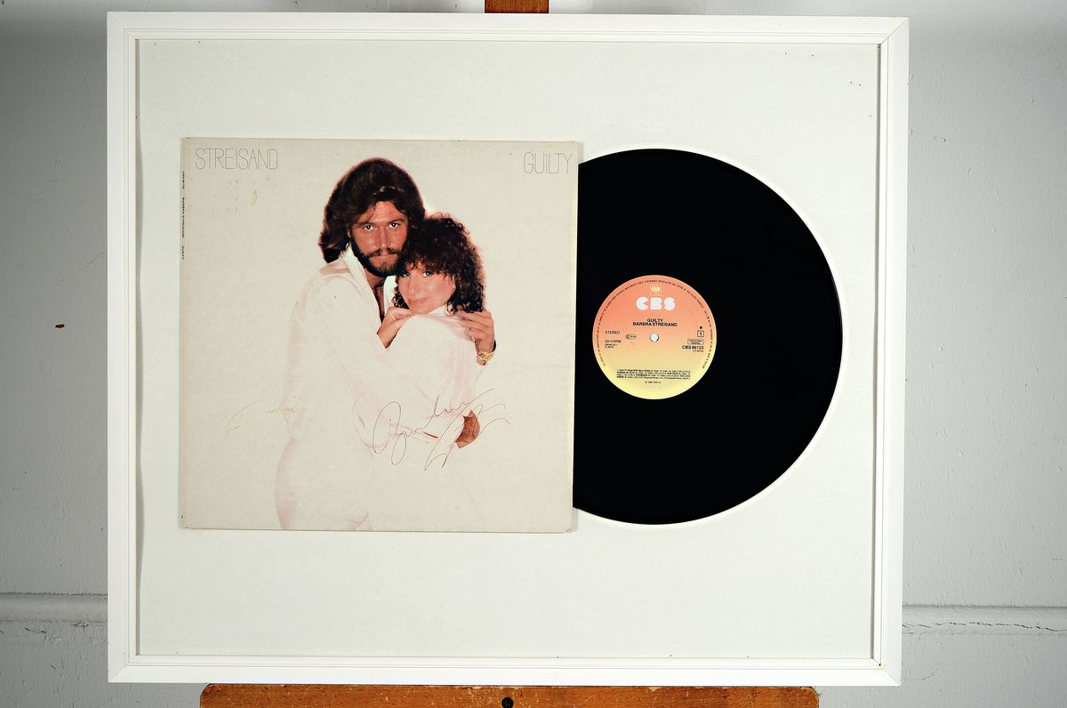 Detail k: Schallplatte "Guilty", Barbra Streisand, CBS 1980, Cover handsigniert von Barry Gibb und Barbra Streisand, u.Gl., R.