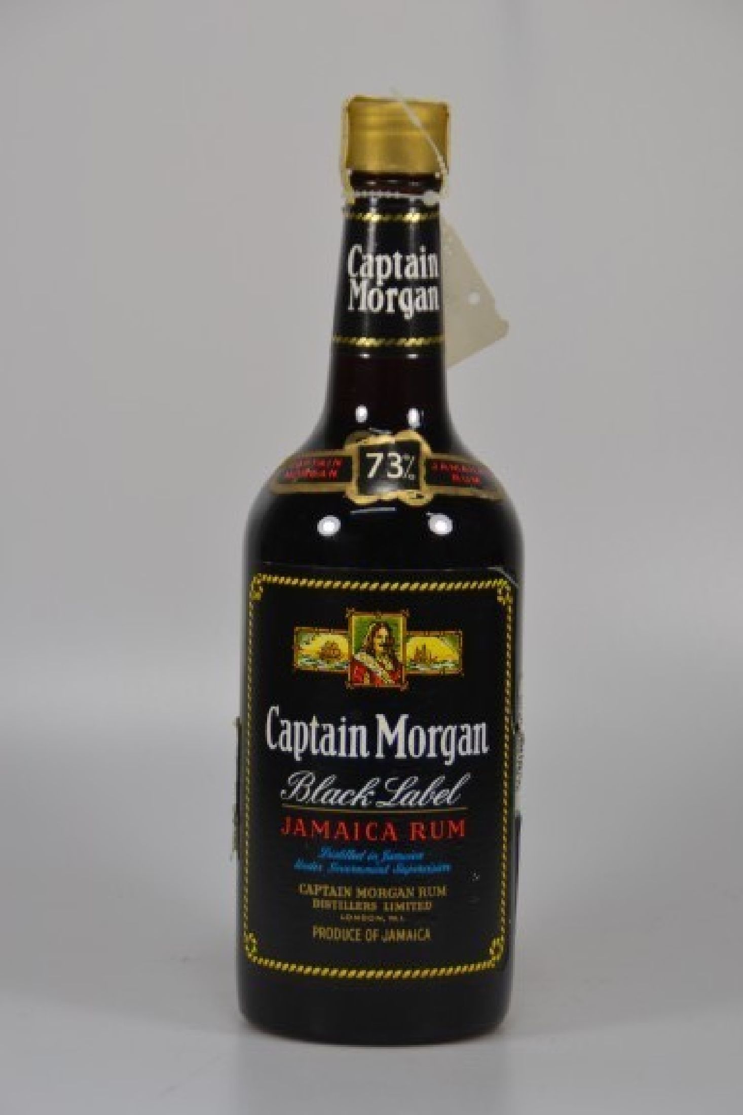 1 Flasche Captain Morgan Black Label, Jamaica Rum, 73%, Füllstand High Fill, 0.7l, der Hersteller stellte im Jahr 2005 Rum mit 73% ein, im Handel ...