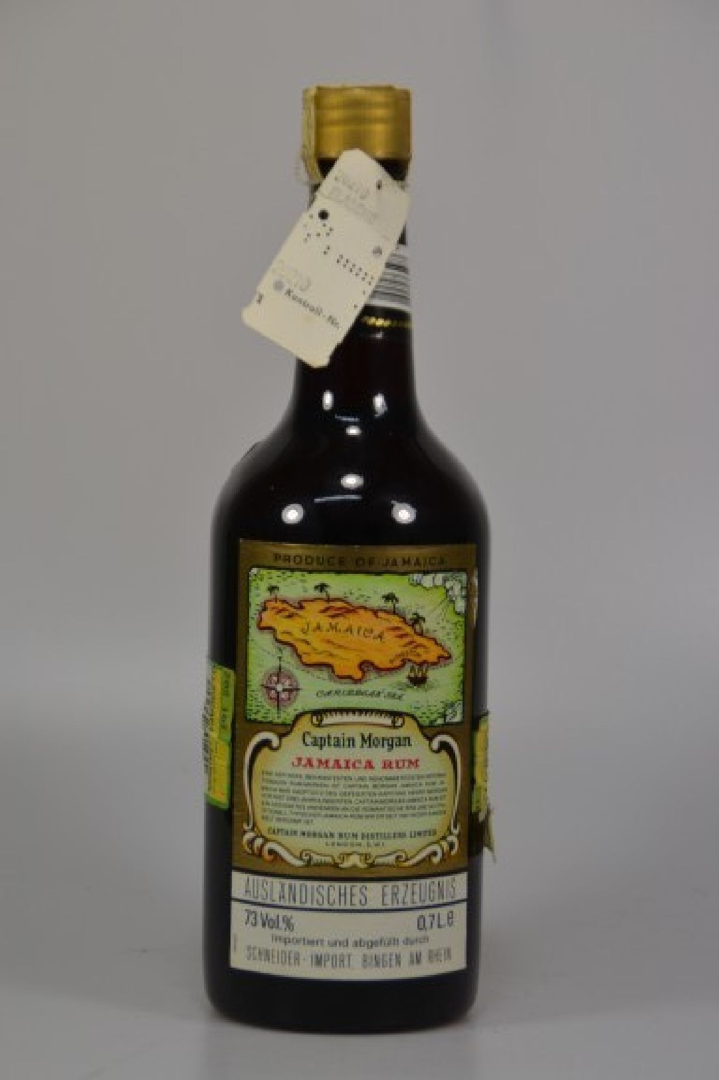 Detail a: 1 Flasche Captain Morgan Black Label, Jamaica Rum, 73%, Füllstand High Fill, 0.7l, der Hersteller stellte im Jahr 2005 Rum mit 73% ein, im Handel ...