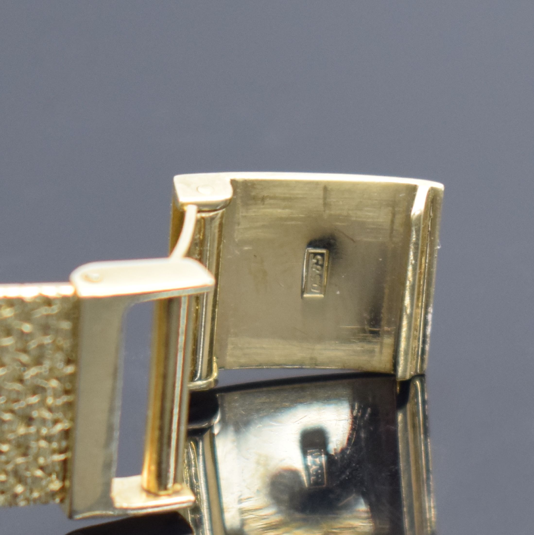 Detail b: DUGENA Herrengoldbanduhr in GG 585/000, Schweiz um 1960, Handaufzug, Geh. an neutr. Goldband in GG 585/000, Boden & Glasrand aufgedr., silb. ...