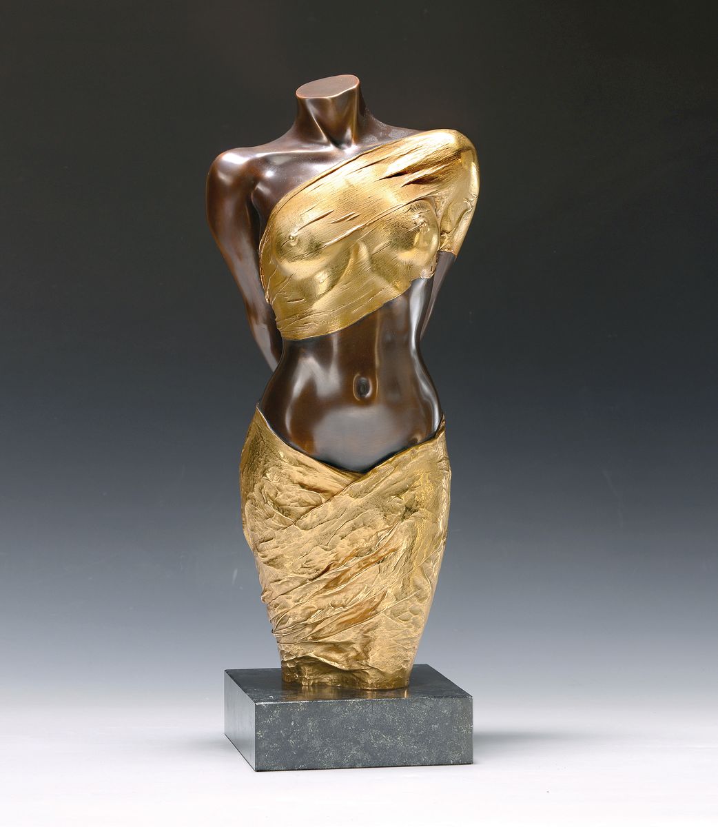 Willi Kissmer, 1951-2018, Bronzeskulptur, Halbakt mit 2 Tüchern, sign., num. 16/99, H. ca. 55 cm