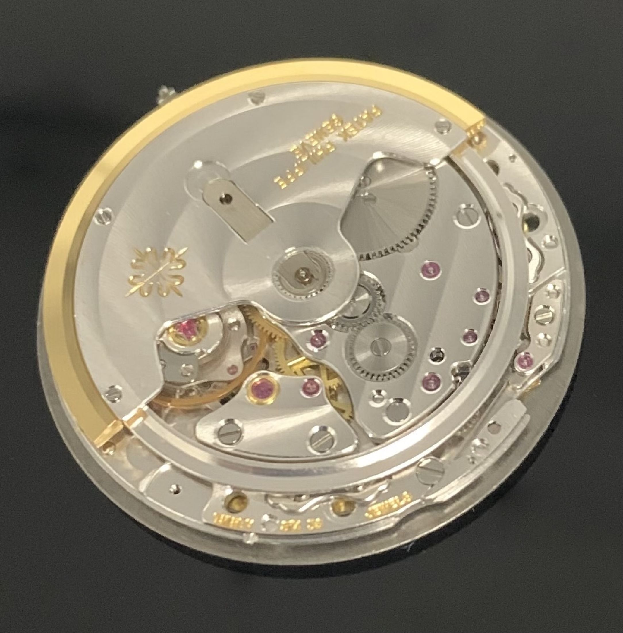 Detail m: PATEK PHILIPPE hochfeine & seltene Herrenarmbanduhr "Jumbo" Nautilus Referenz 3700/003 in GG 750/000 mit original Brillantbesatz & original ...