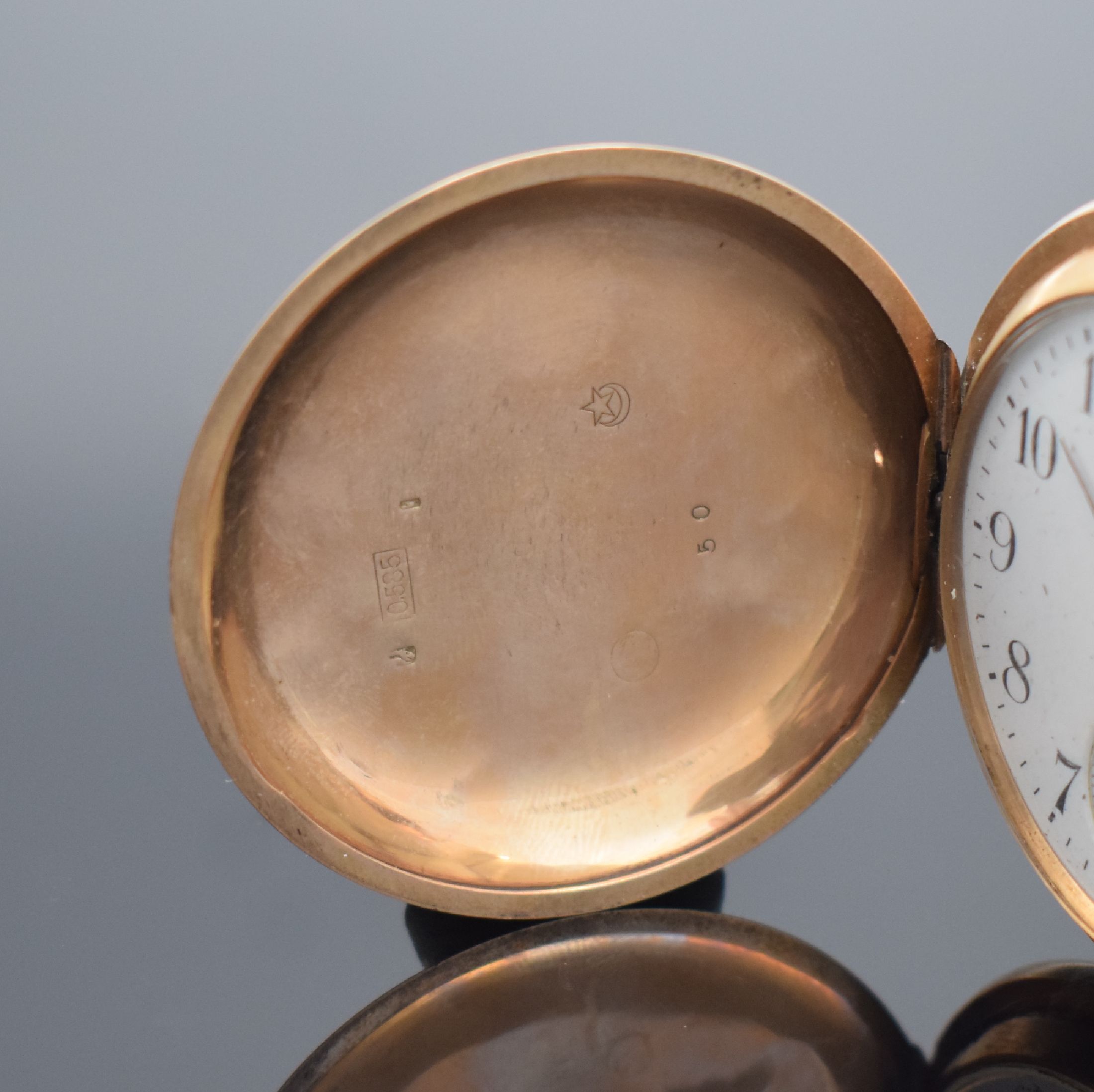 Detail a: Herrensavonette in RG 585/000, Schweiz um 1900, 2-Deckel Goldgeh. dell., beids. guill., Metallcuvette, Sprungdeckel m. Monogrammspiegel, ...