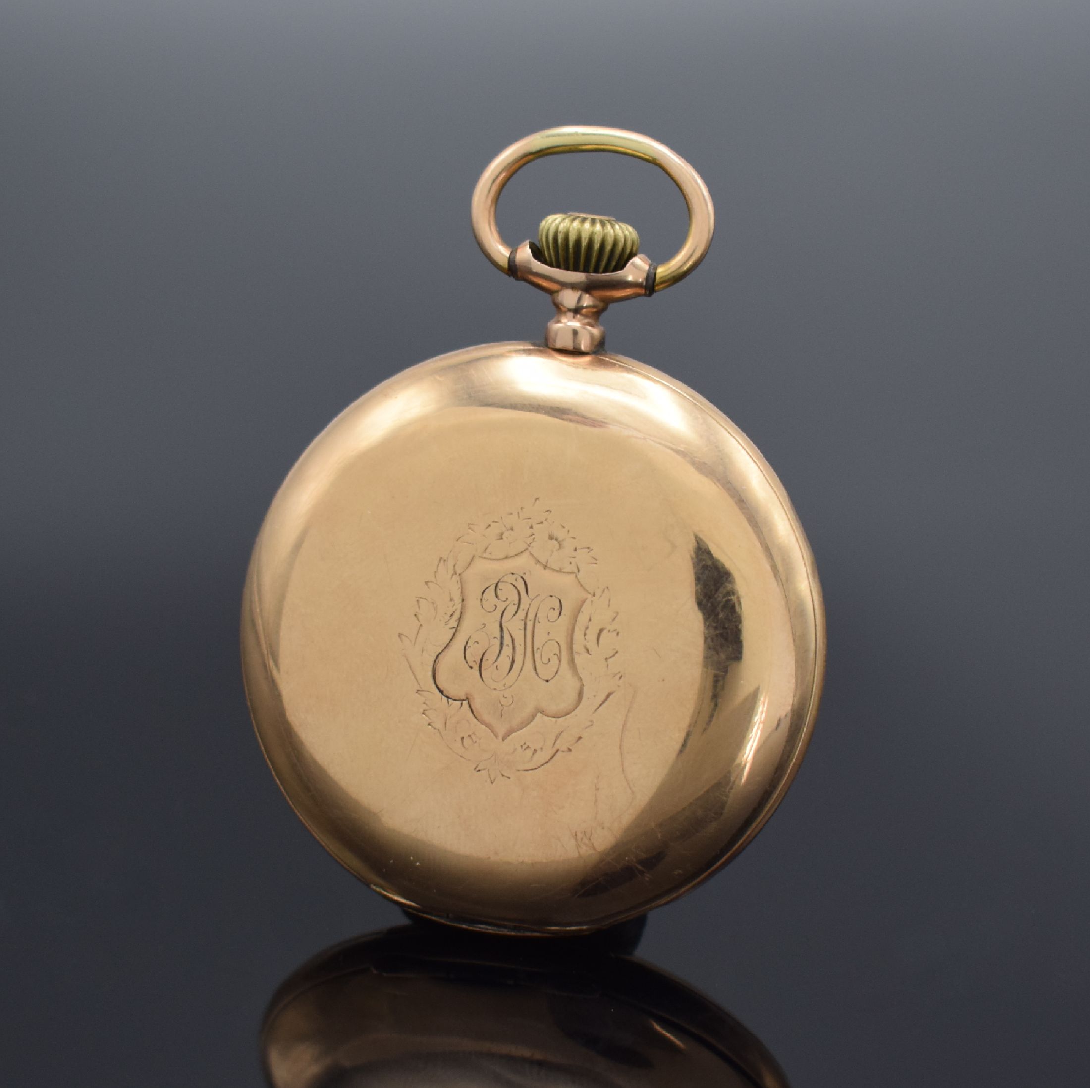 Detail b: Herrensavonette in RG 585/000, Schweiz um 1900, 2-Deckel Goldgeh. dell., beids. guill., Metallcuvette, Sprungdeckel m. Monogrammspiegel, ...