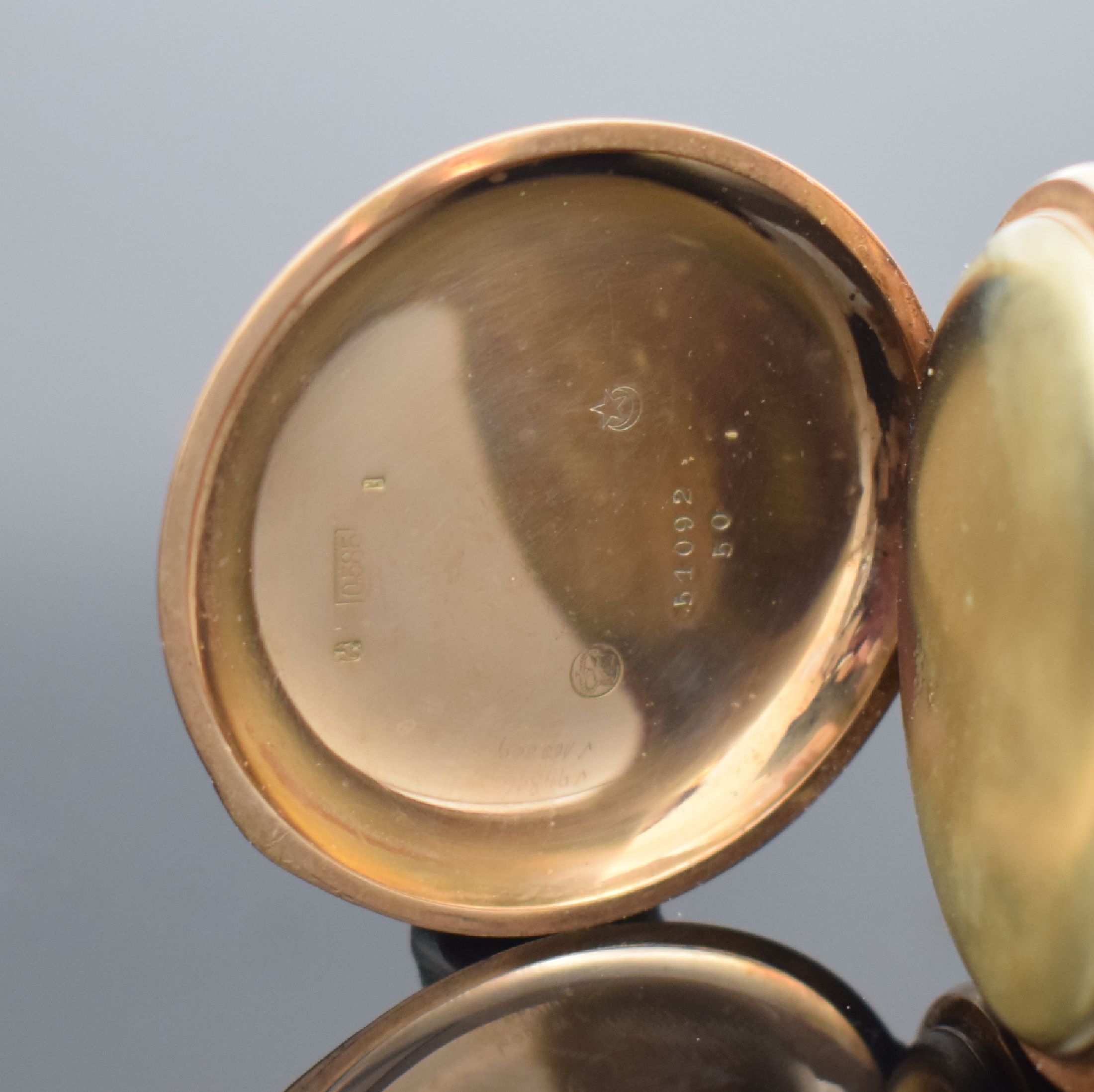 Detail d: Herrensavonette in RG 585/000, Schweiz um 1900, 2-Deckel Goldgeh. dell., beids. guill., Metallcuvette, Sprungdeckel m. Monogrammspiegel, ...