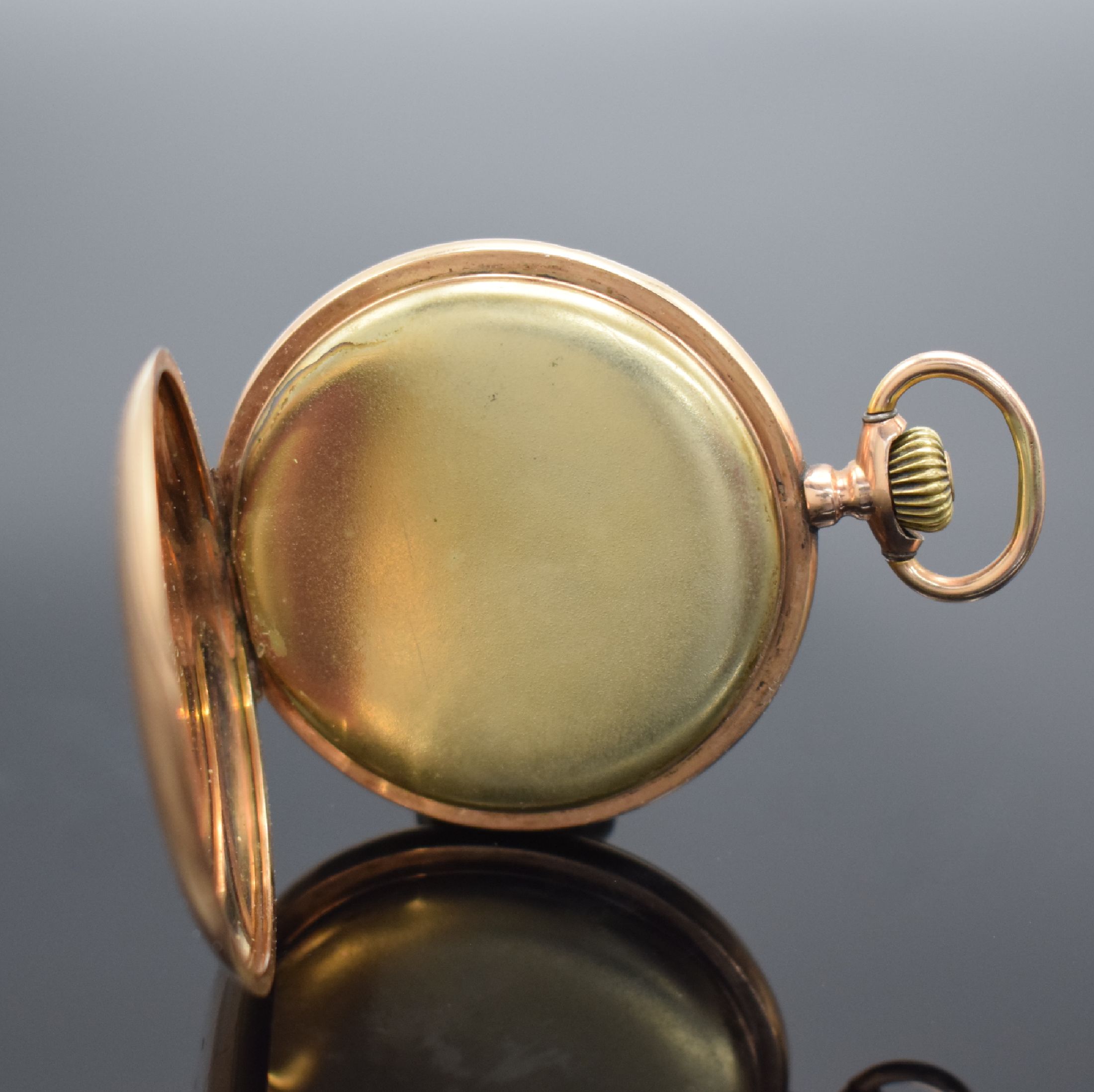 Detail e: Herrensavonette in RG 585/000, Schweiz um 1900, 2-Deckel Goldgeh. dell., beids. guill., Metallcuvette, Sprungdeckel m. Monogrammspiegel, ...
