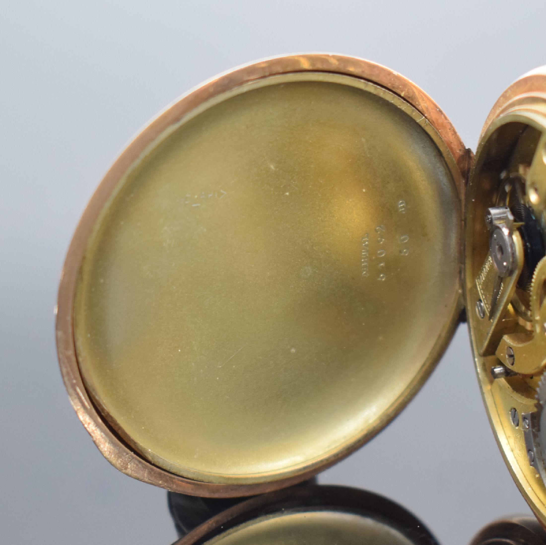 Detail f: Herrensavonette in RG 585/000, Schweiz um 1900, 2-Deckel Goldgeh. dell., beids. guill., Metallcuvette, Sprungdeckel m. Monogrammspiegel, ...