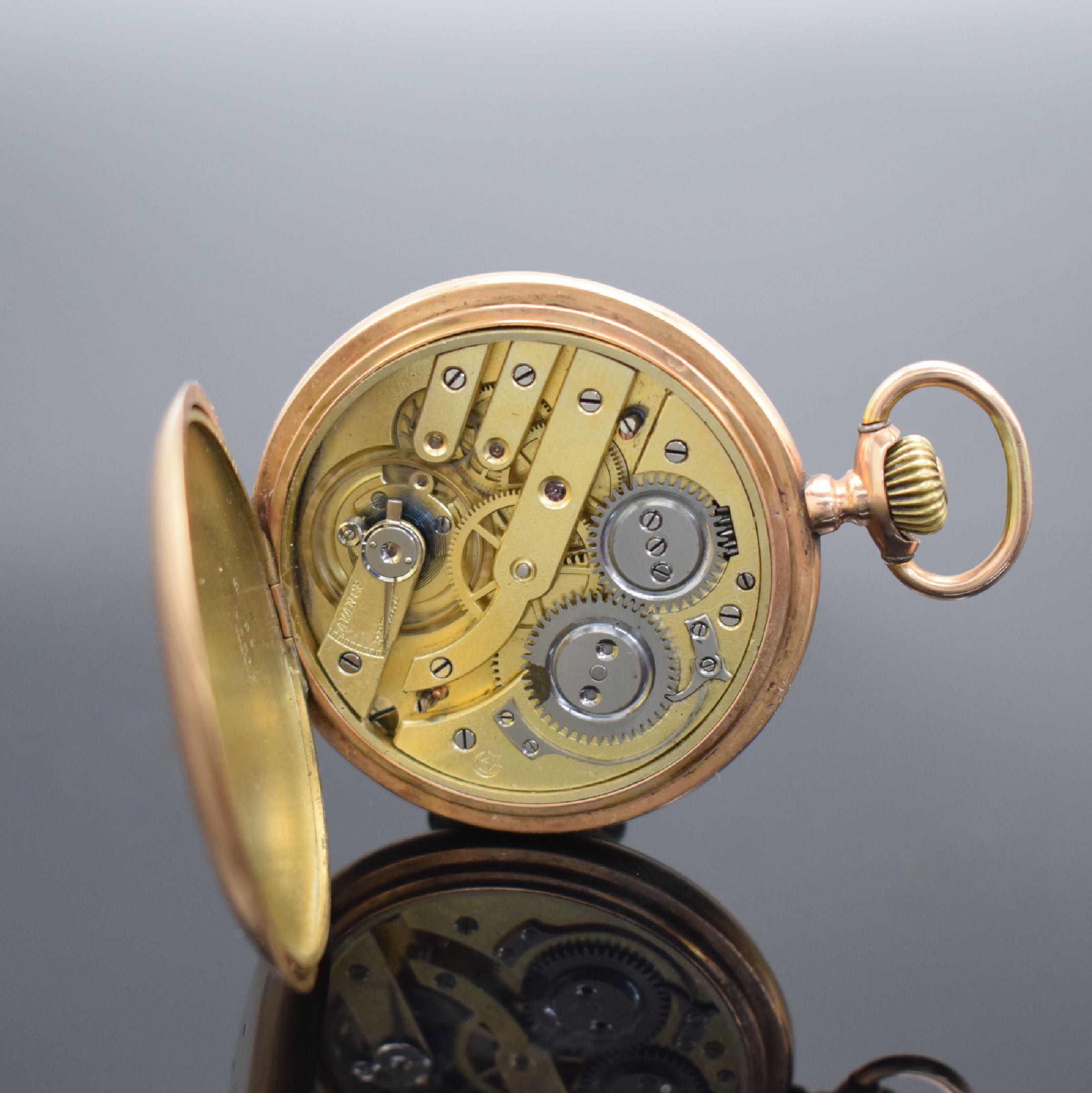 Detail g: Herrensavonette in RG 585/000, Schweiz um 1900, 2-Deckel Goldgeh. dell., beids. guill., Metallcuvette, Sprungdeckel m. Monogrammspiegel, ...