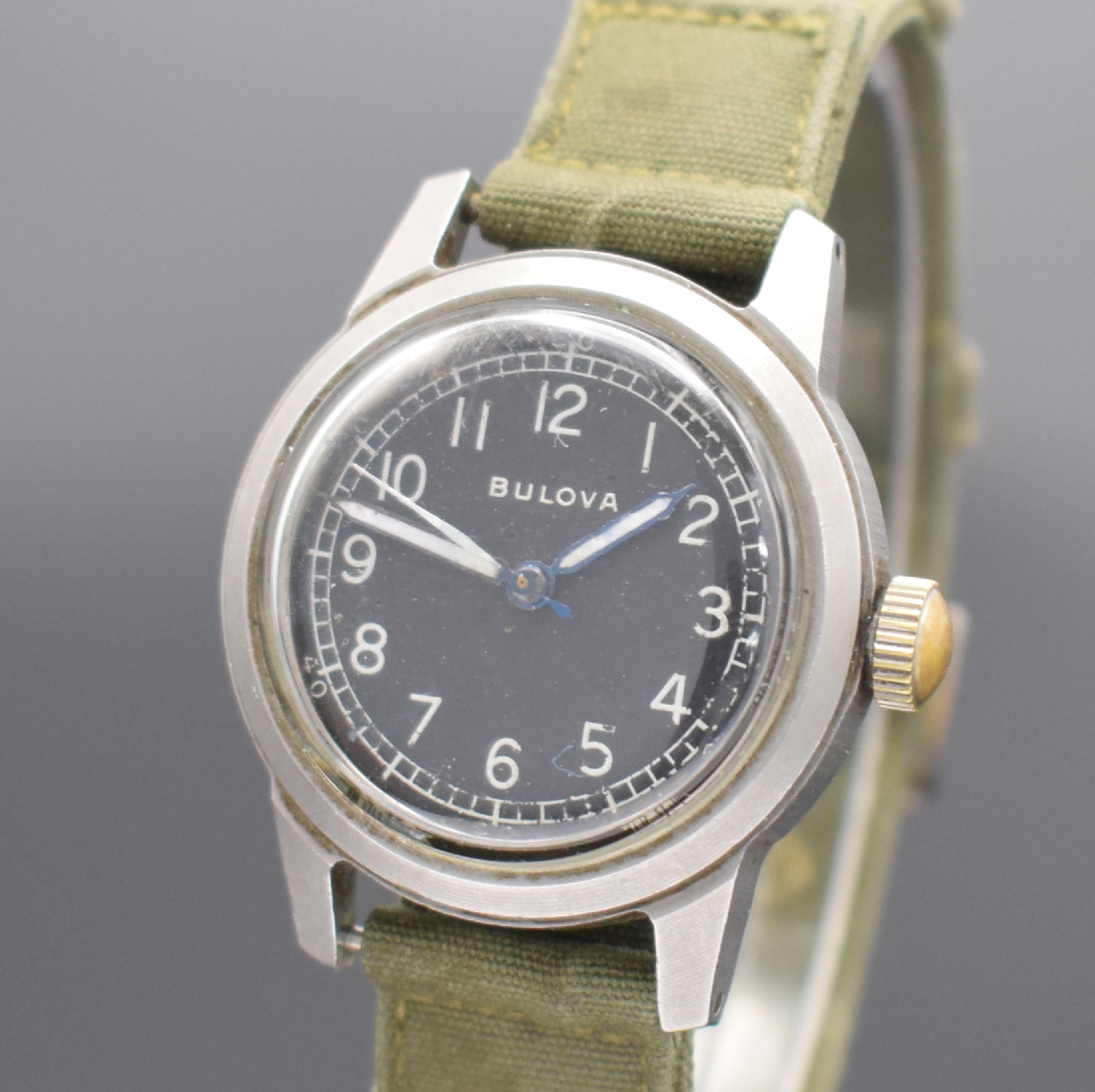Detail a: BULOVA Militärarmbanduhr TYPE A17A, Handaufzug, USA um 1950, matt. Edelstahlgeh., Boden verschr., schwarzes Zifferbl. m. arab. Std. ersetzt, gebl. ...