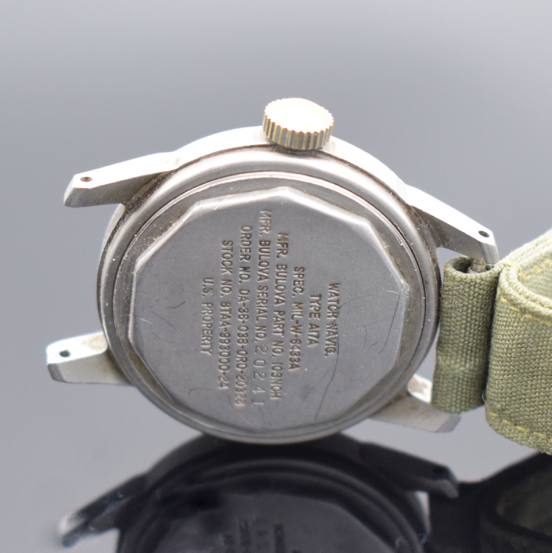 Detail b: BULOVA Militärarmbanduhr TYPE A17A, Handaufzug, USA um 1950, matt. Edelstahlgeh., Boden verschr., schwarzes Zifferbl. m. arab. Std. ersetzt, gebl. ...