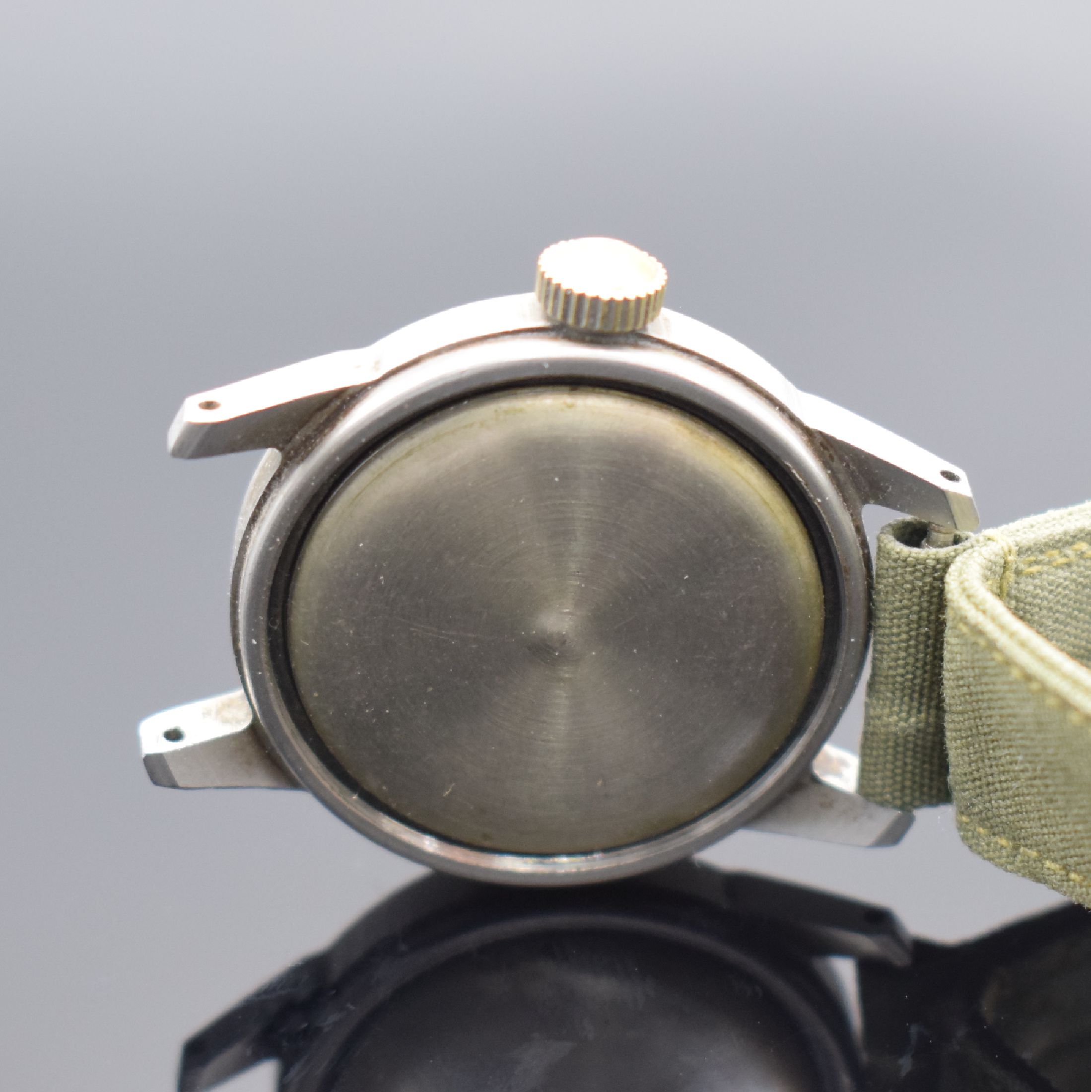 Detail c: BULOVA Militärarmbanduhr TYPE A17A, Handaufzug, USA um 1950, matt. Edelstahlgeh., Boden verschr., schwarzes Zifferbl. m. arab. Std. ersetzt, gebl. ...
