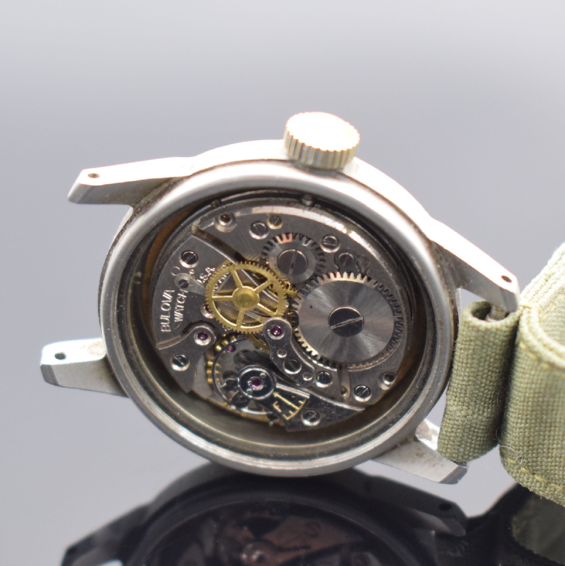 Detail d: BULOVA Militärarmbanduhr TYPE A17A, Handaufzug, USA um 1950, matt. Edelstahlgeh., Boden verschr., schwarzes Zifferbl. m. arab. Std. ersetzt, gebl. ...