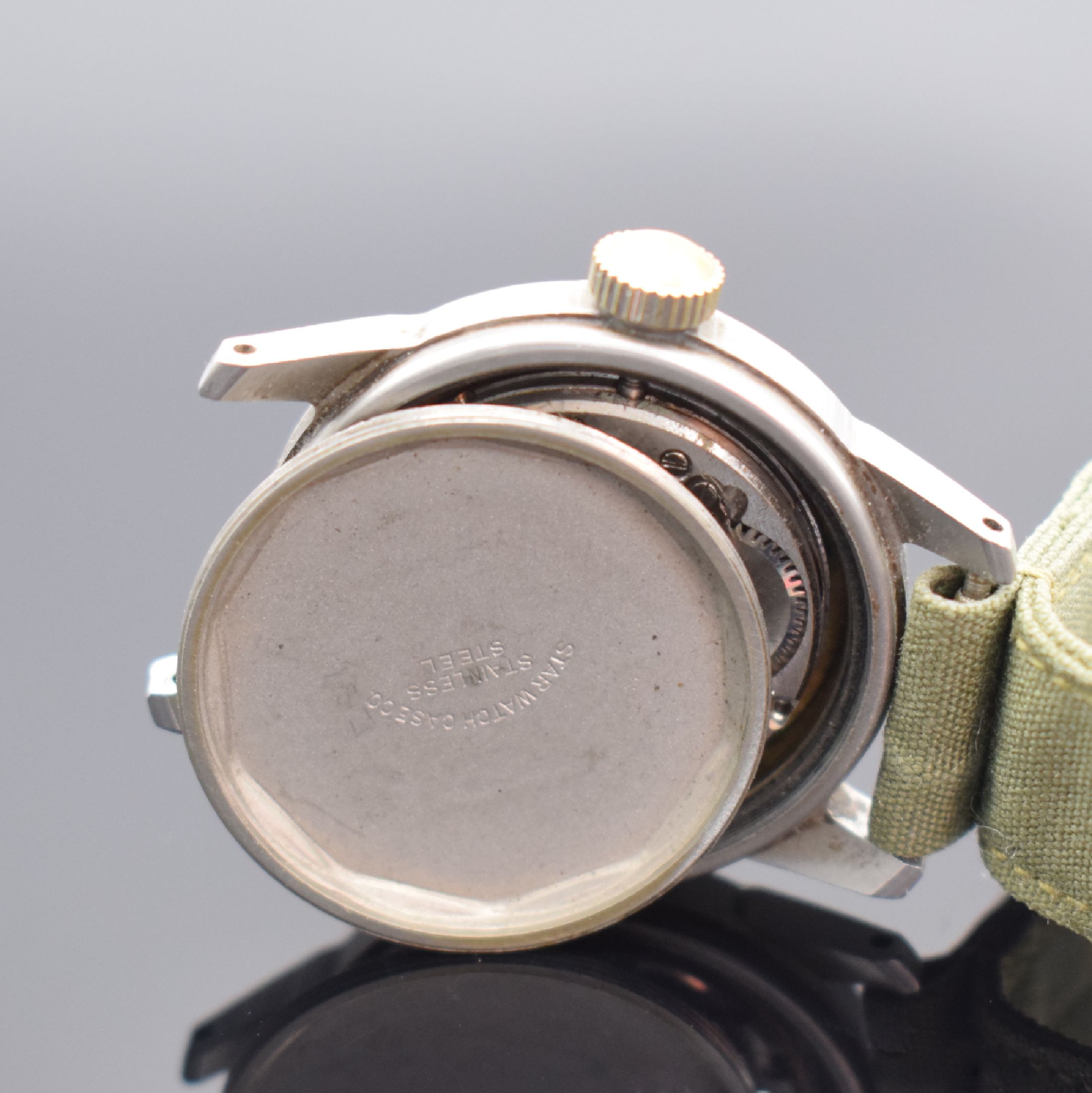 Detail e: BULOVA Militärarmbanduhr TYPE A17A, Handaufzug, USA um 1950, matt. Edelstahlgeh., Boden verschr., schwarzes Zifferbl. m. arab. Std. ersetzt, gebl. ...