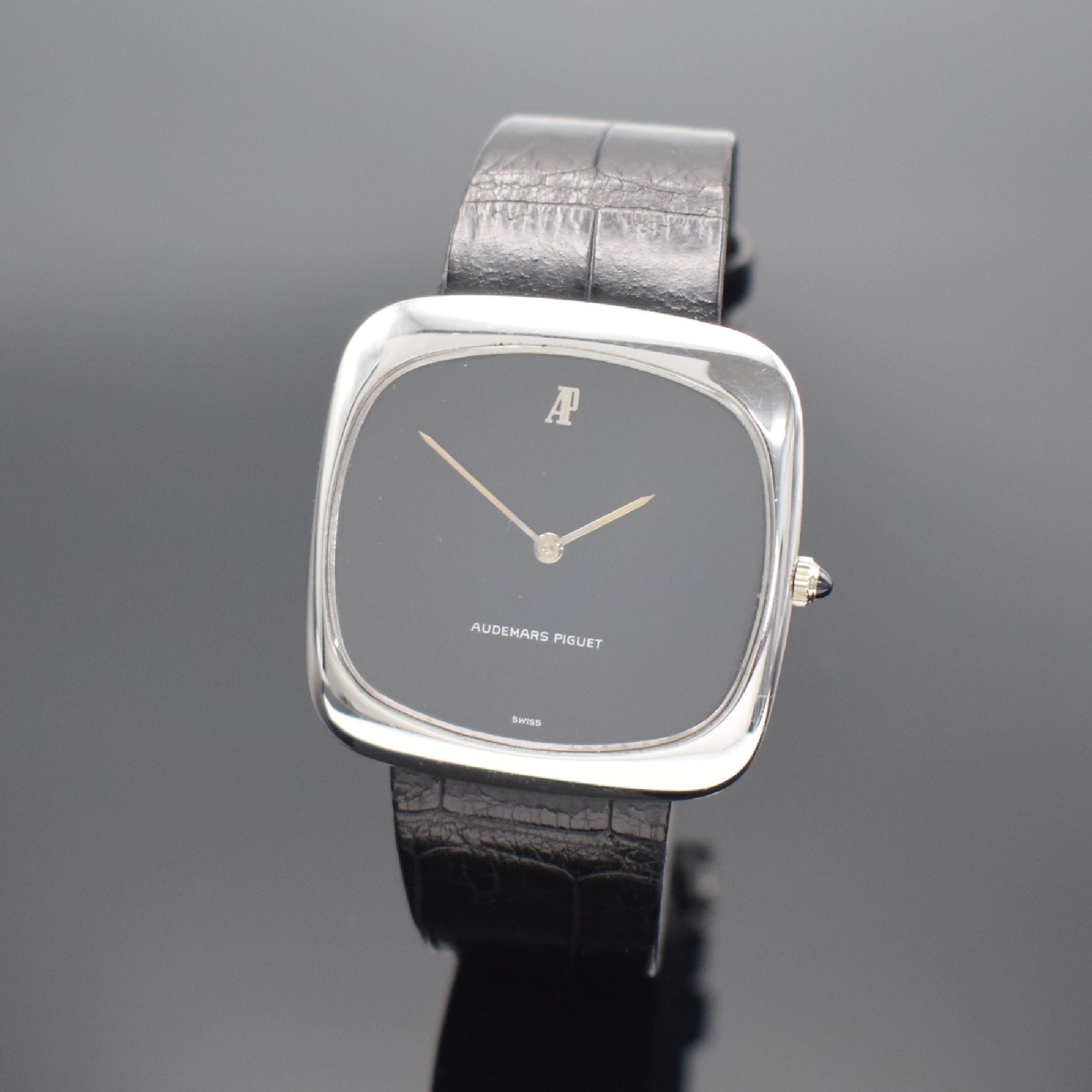 AUDEMARS PIGUET Herrenarmbanduhr "TV" in WG 750/000, Schweiz um 1970, Handaufzug, 3- teil. Geh., Boden 4-fach verschr., schwarzes ...