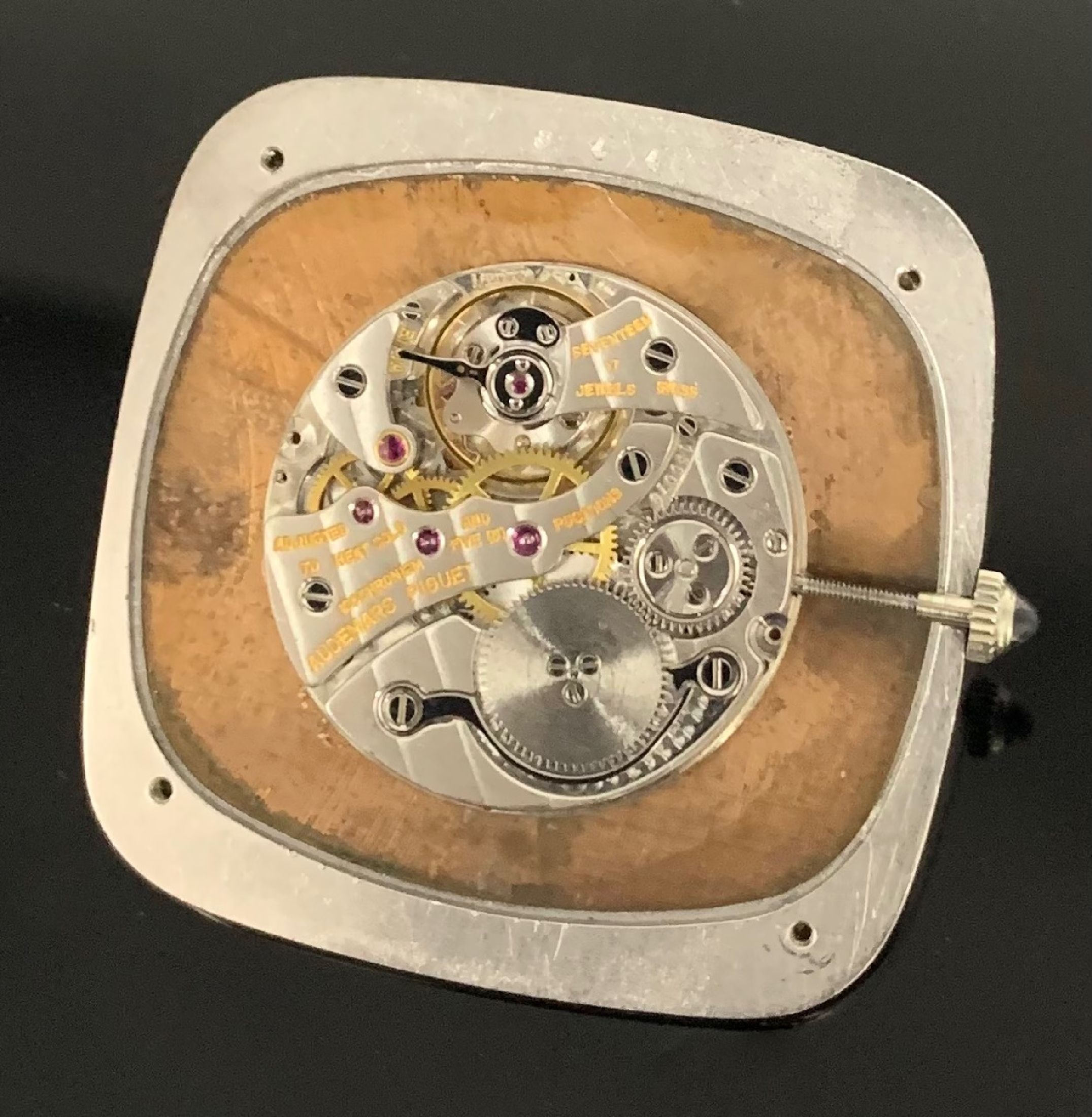 Detail d: AUDEMARS PIGUET Herrenarmbanduhr "TV" in WG 750/000, Schweiz um 1970, Handaufzug, 3- teil. Geh., Boden 4-fach verschr., schwarzes ...