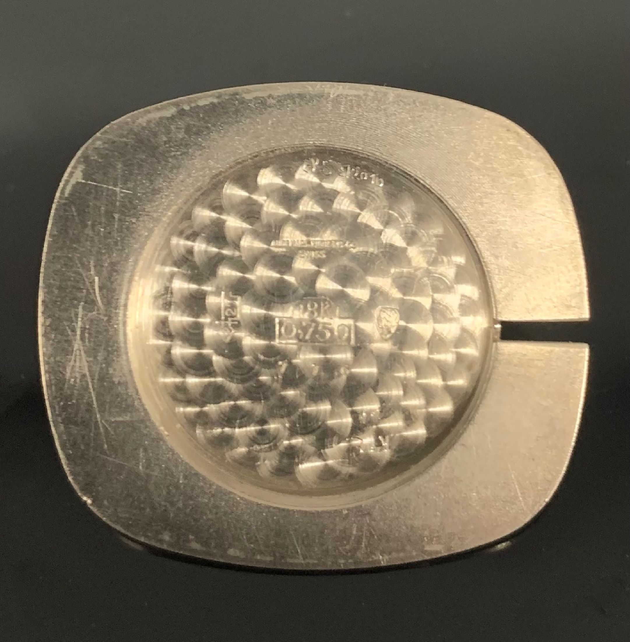 Detail e: AUDEMARS PIGUET Herrenarmbanduhr "TV" in WG 750/000, Schweiz um 1970, Handaufzug, 3- teil. Geh., Boden 4-fach verschr., schwarzes ...