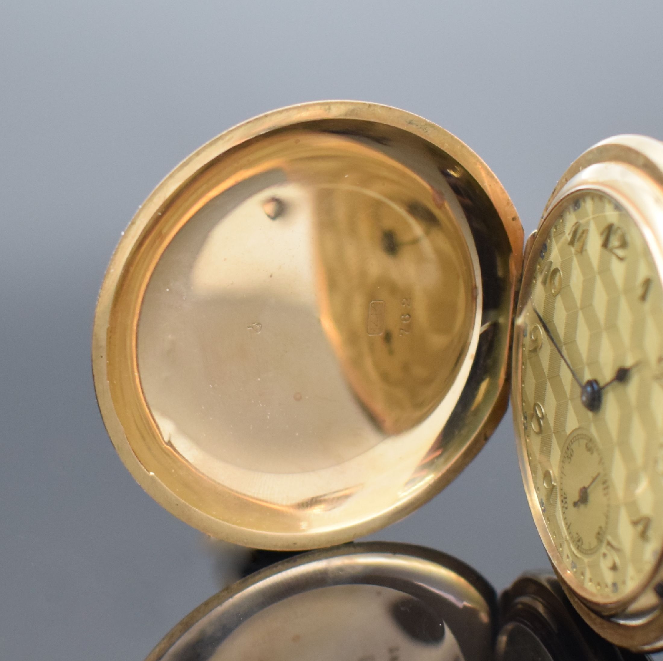 Detail a: RIGOROSA Savonette Herrentaschenuhr in RoseG 585/000, Schweiz um 1925, guill. 3-Deckel Goldgeh., Sprungdeckel m. freiem Monogrammspiegel, Goldcuvette ...