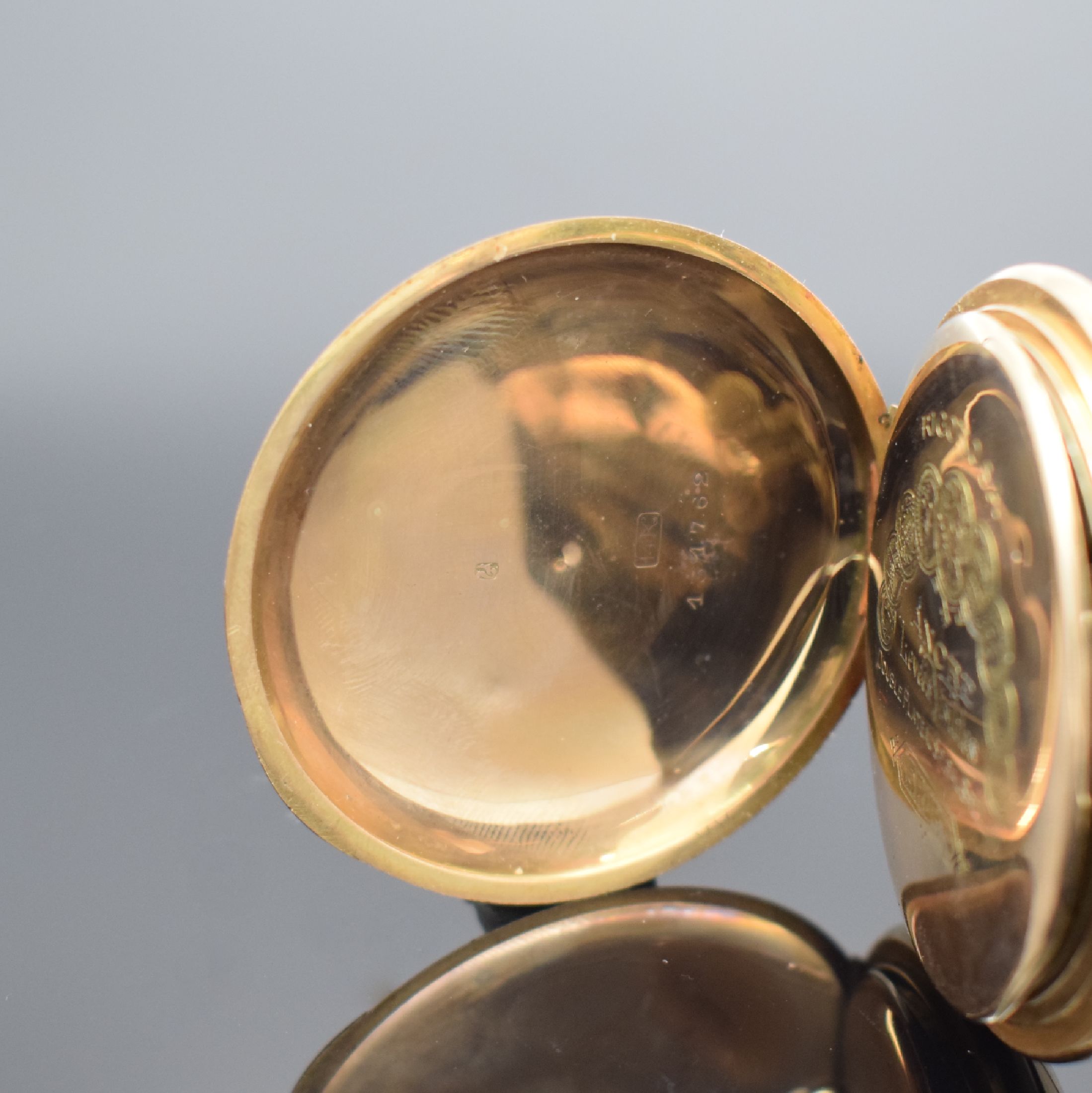 Detail d: RIGOROSA Savonette Herrentaschenuhr in RoseG 585/000, Schweiz um 1925, guill. 3-Deckel Goldgeh., Sprungdeckel m. freiem Monogrammspiegel, Goldcuvette ...