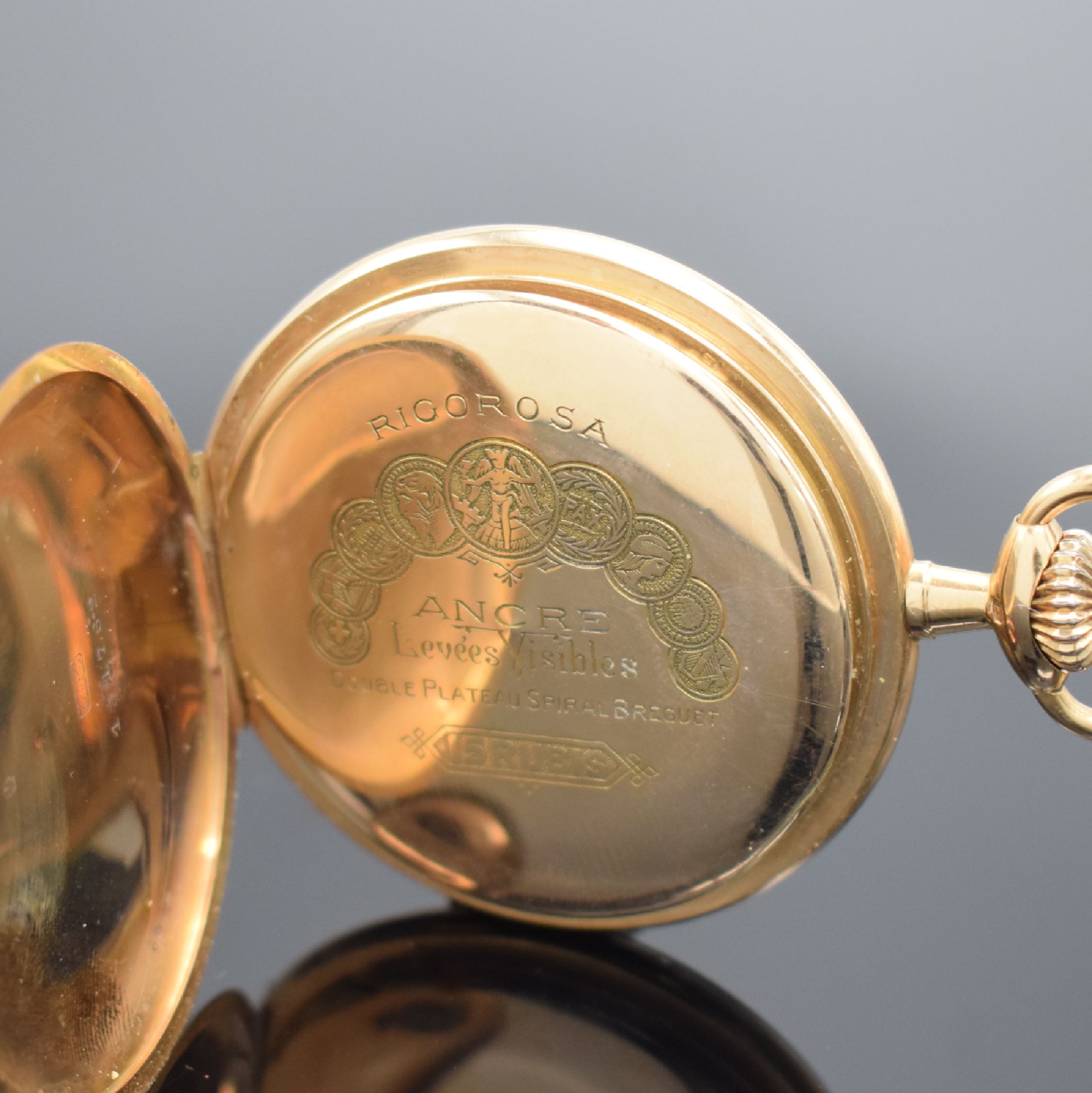 Detail e: RIGOROSA Savonette Herrentaschenuhr in RoseG 585/000, Schweiz um 1925, guill. 3-Deckel Goldgeh., Sprungdeckel m. freiem Monogrammspiegel, Goldcuvette ...