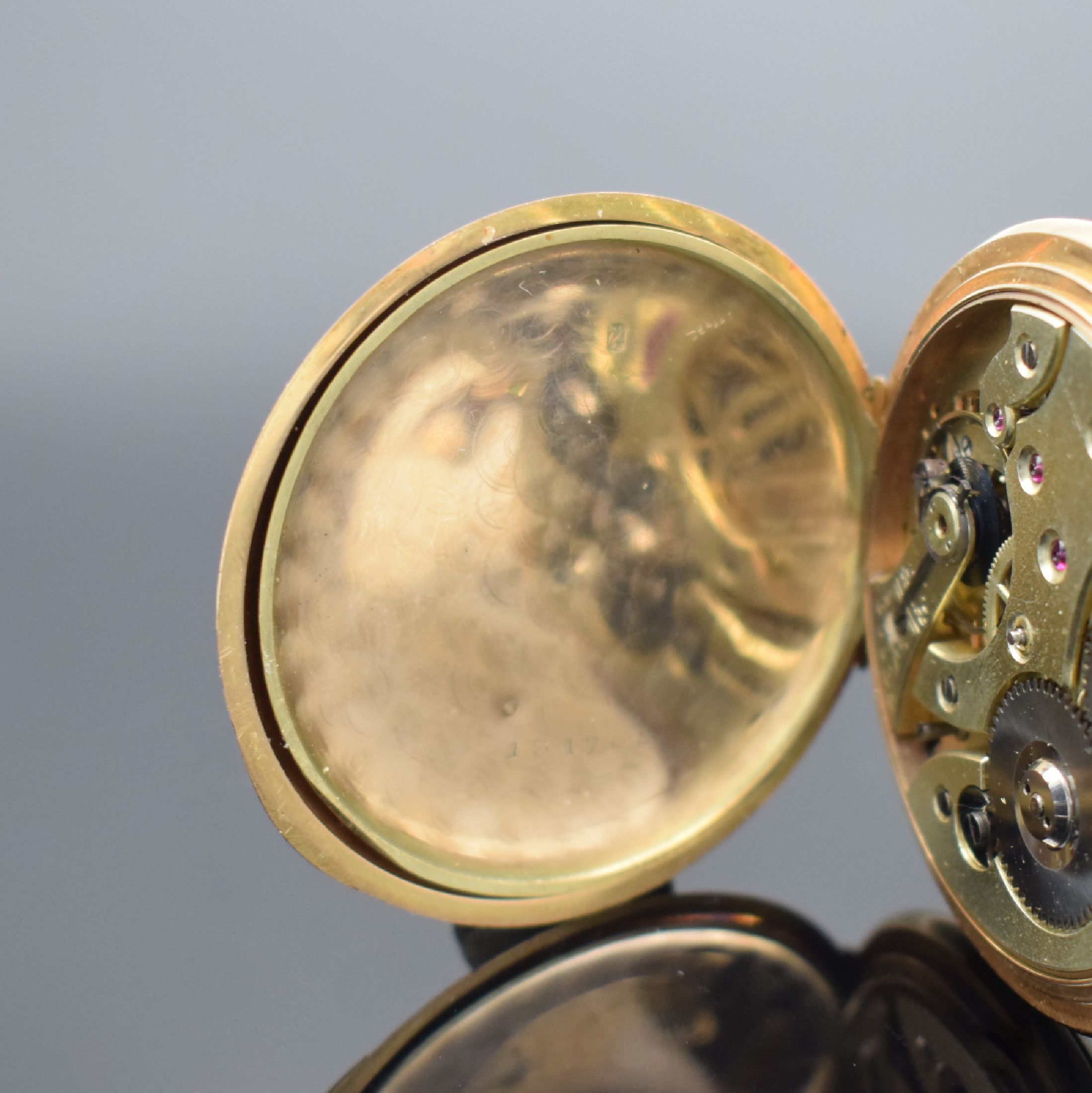 Detail f: RIGOROSA Savonette Herrentaschenuhr in RoseG 585/000, Schweiz um 1925, guill. 3-Deckel Goldgeh., Sprungdeckel m. freiem Monogrammspiegel, Goldcuvette ...