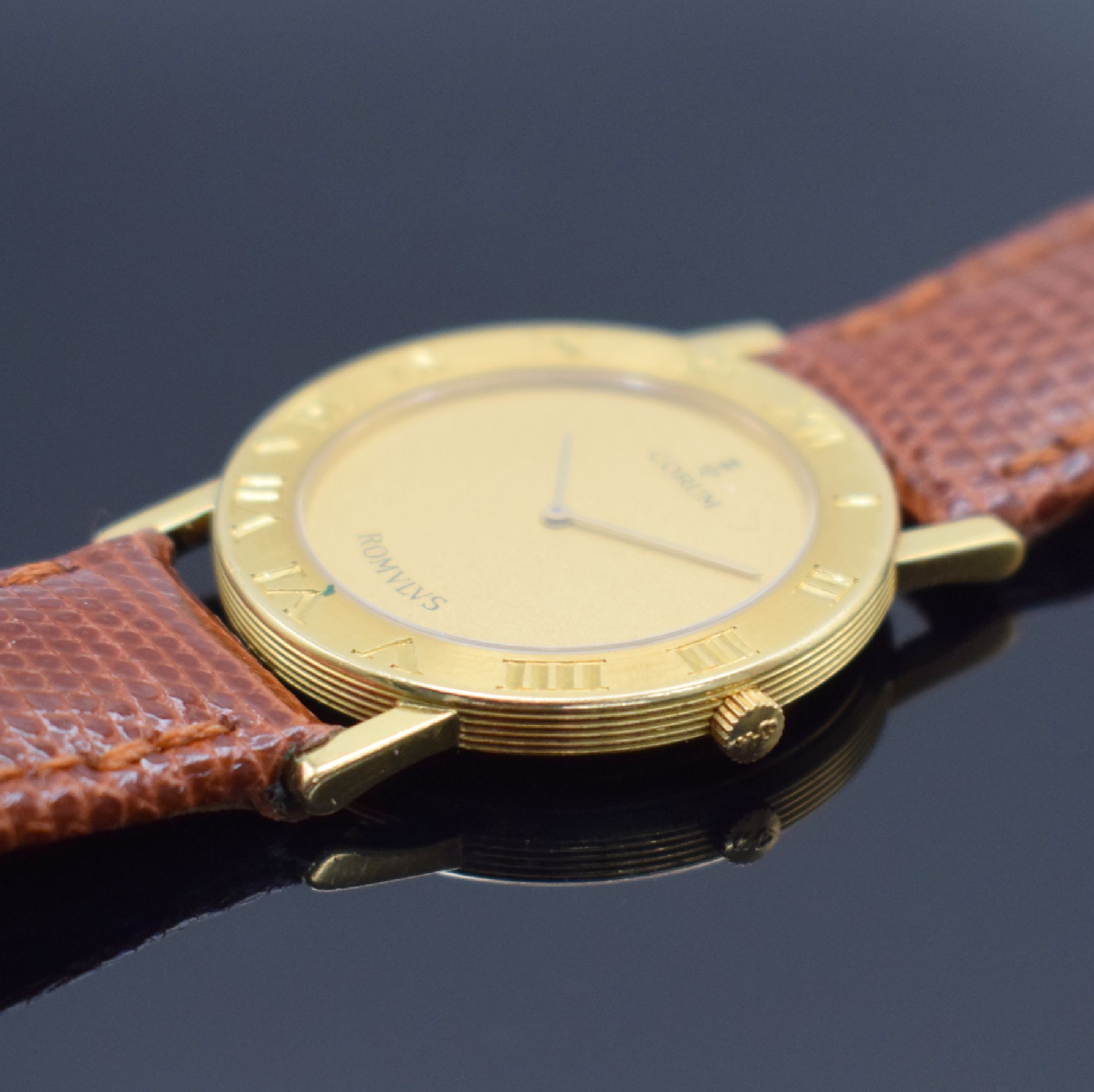 Detail b: CORUM Armbanduhr Romulus in GG 750/000 Referenz 50.101.56, quarz, Boden 6-fach verschr., Lünette m. röm. grav. Zahlen, gold. Zifferbl., gold. ...