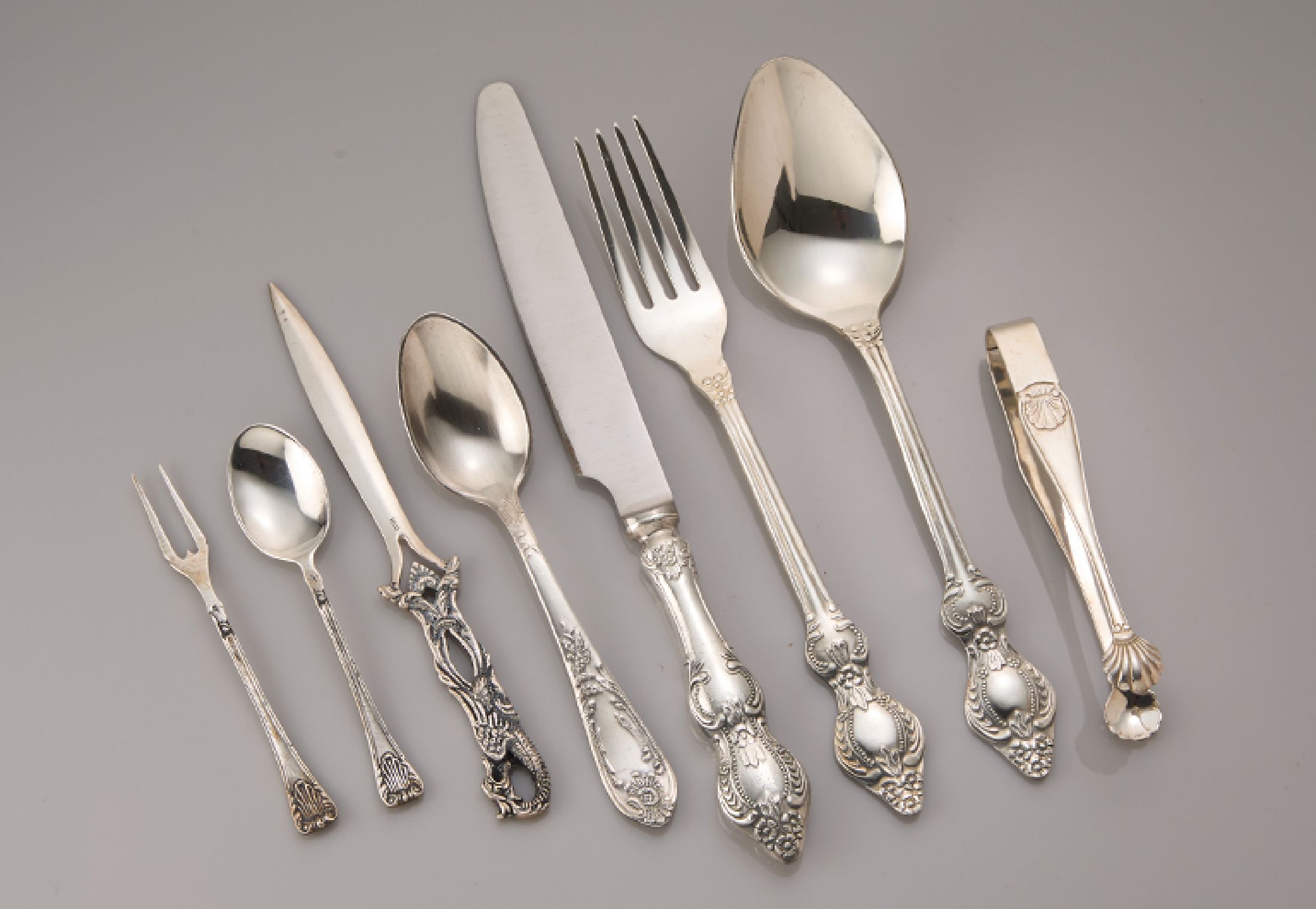 28-teiliges Silberbesteck, Silber gepr., Griechenland 1970er-Jahre, best. aus: 6 Menuegabeln, 6 Menuemesser, 6 Menuelöffel und 6 Kaffeelöffel, ...