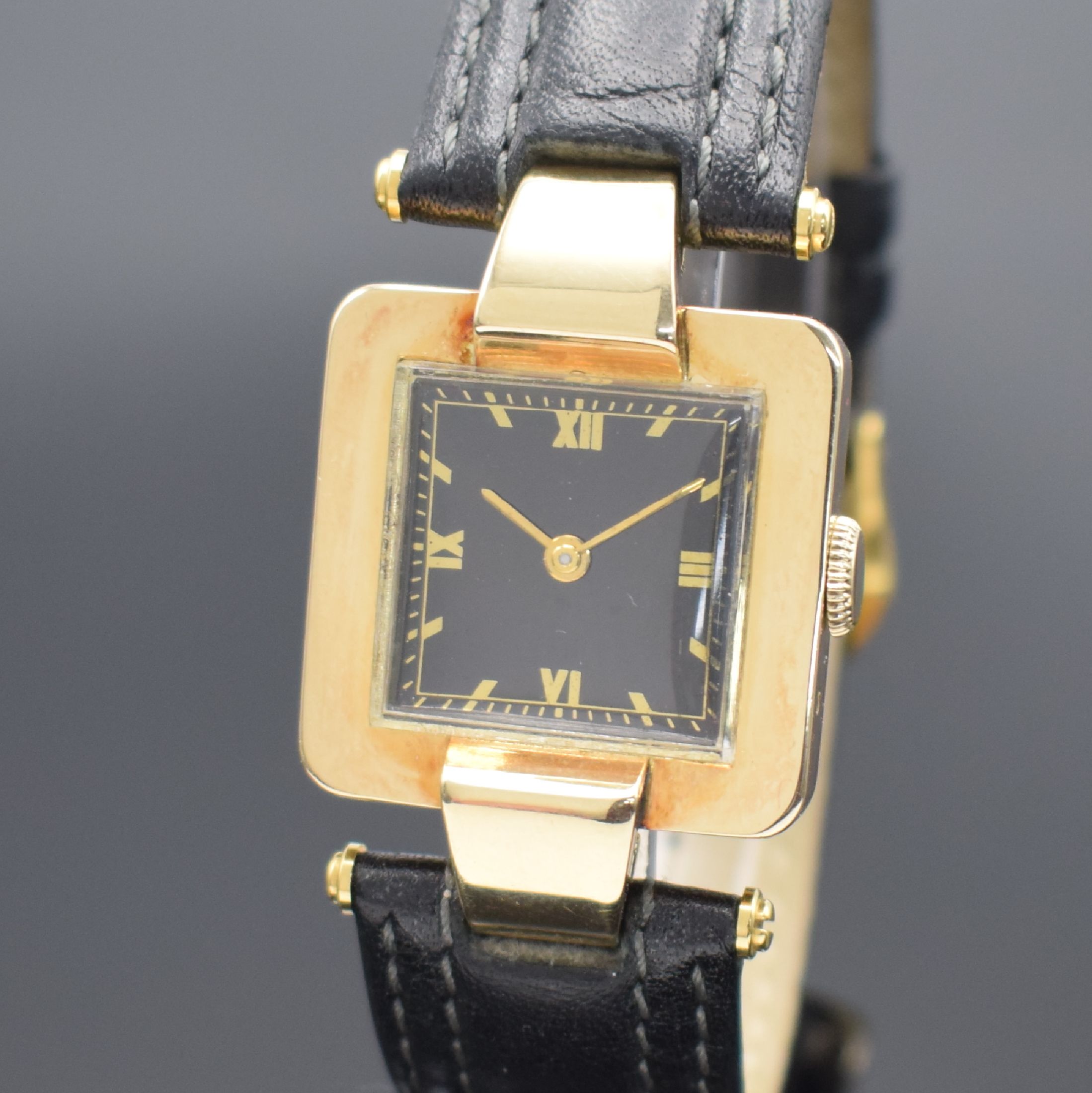 Detail a: IWC Armbanduhr in GG 585/000 mit Kaliber 62, Schweiz um 1940, Handaufzug, 2-teil. Gehäuse m. ausgefallenen Bandanst., Boden aufgedr., schwarzes ...
