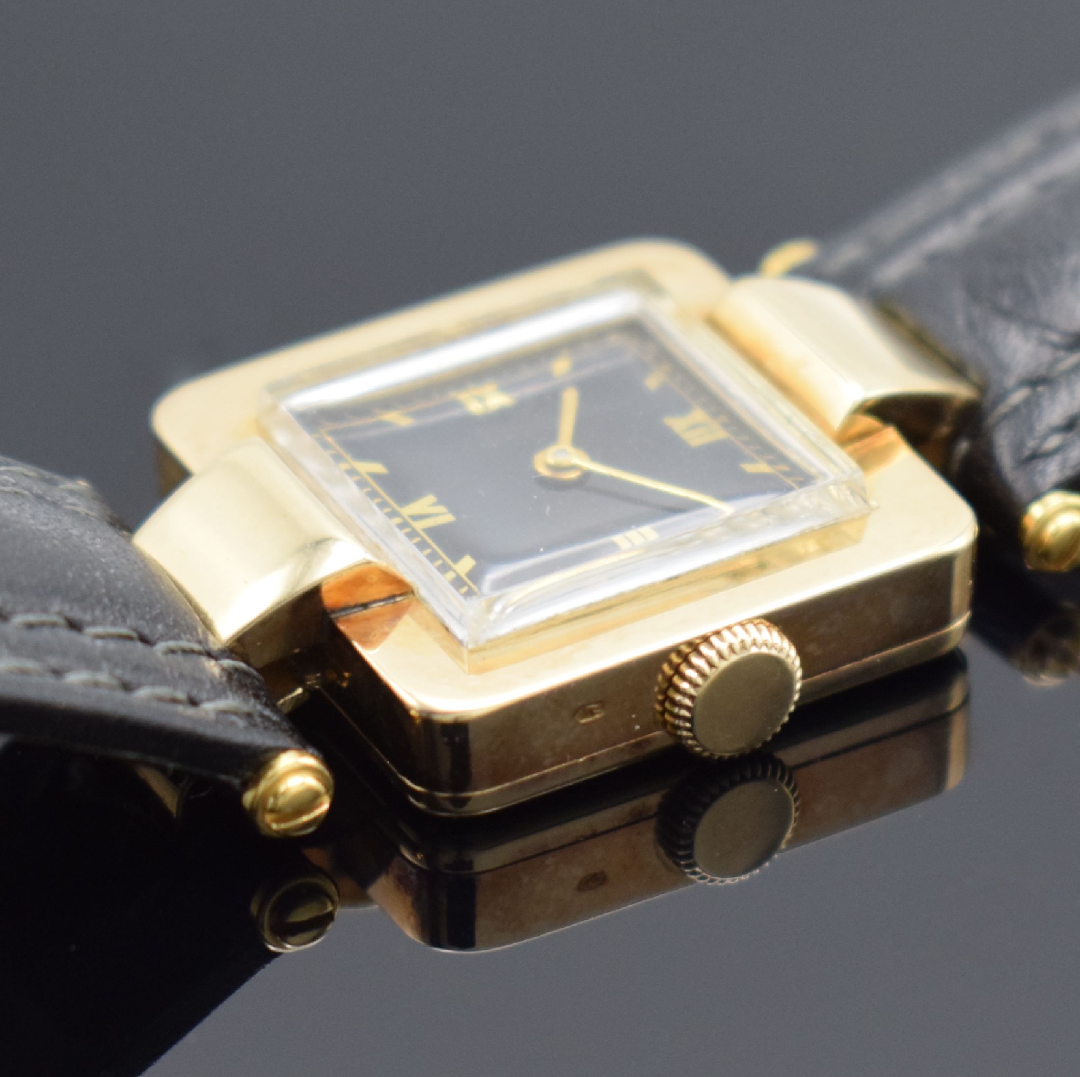 Detail b: IWC Armbanduhr in GG 585/000 mit Kaliber 62, Schweiz um 1940, Handaufzug, 2-teil. Gehäuse m. ausgefallenen Bandanst., Boden aufgedr., schwarzes ...
