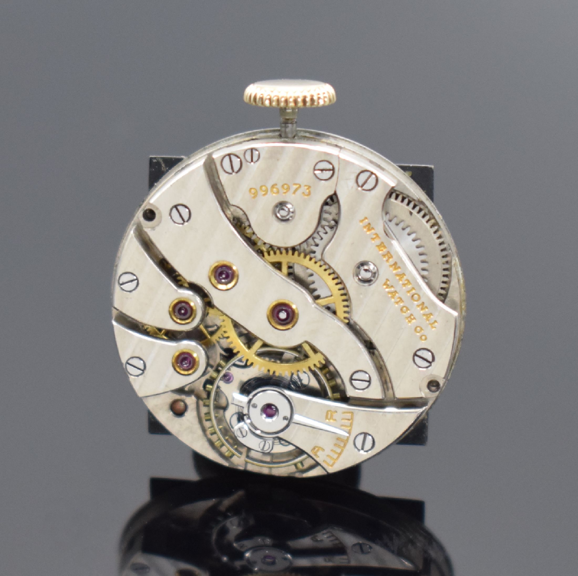 Detail d: IWC Armbanduhr in GG 585/000 mit Kaliber 62, Schweiz um 1940, Handaufzug, 2-teil. Gehäuse m. ausgefallenen Bandanst., Boden aufgedr., schwarzes ...