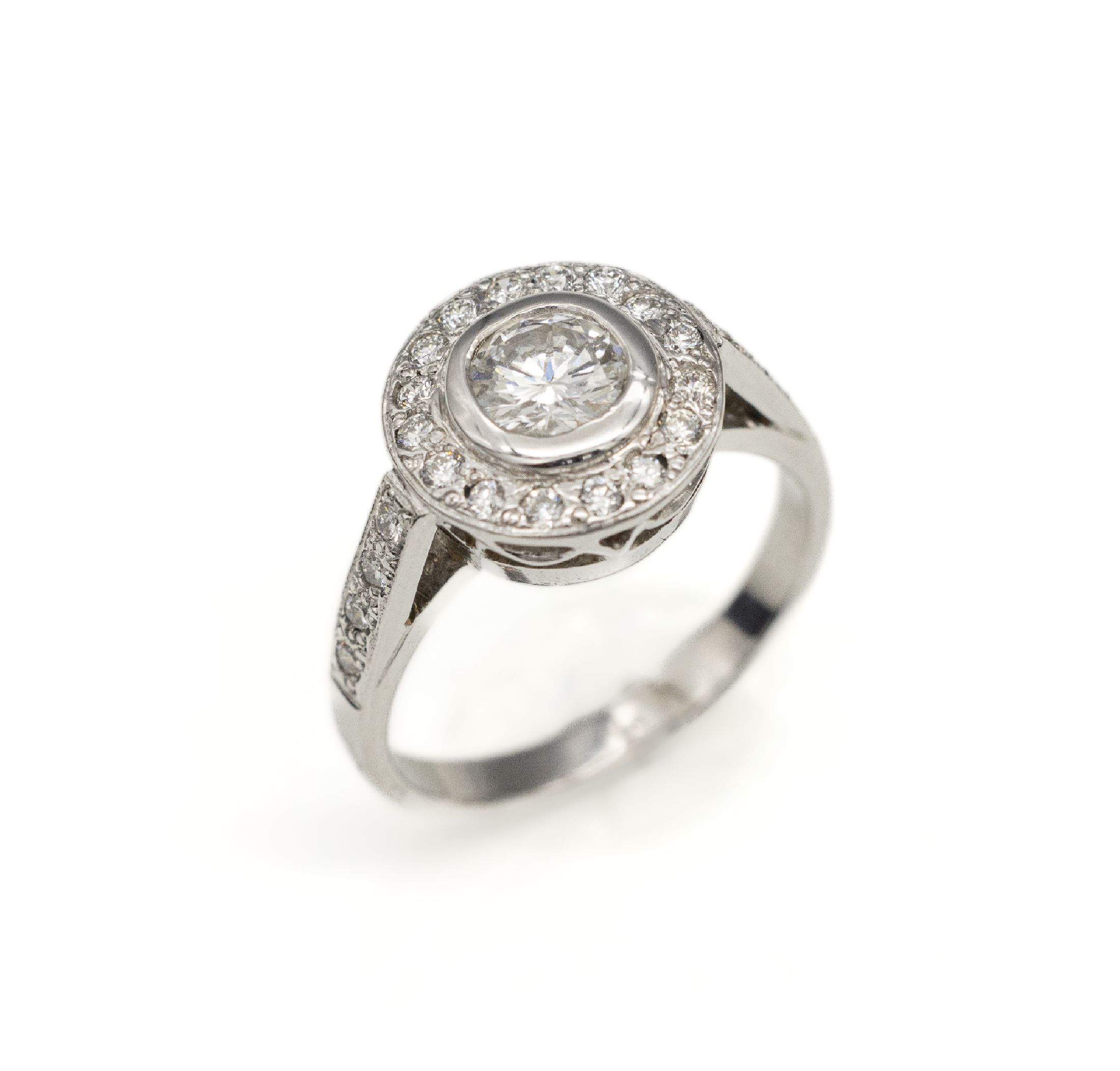 18 kt Gold Brillant-Ring, WG 750/000, 1 Brillant ca. 0.50 ct Weiß/vvs, umgeben von 25 Brillanten zus. ca. 0.25 ct Weiß/vs, ca. 4.2 g, RW 51.5
