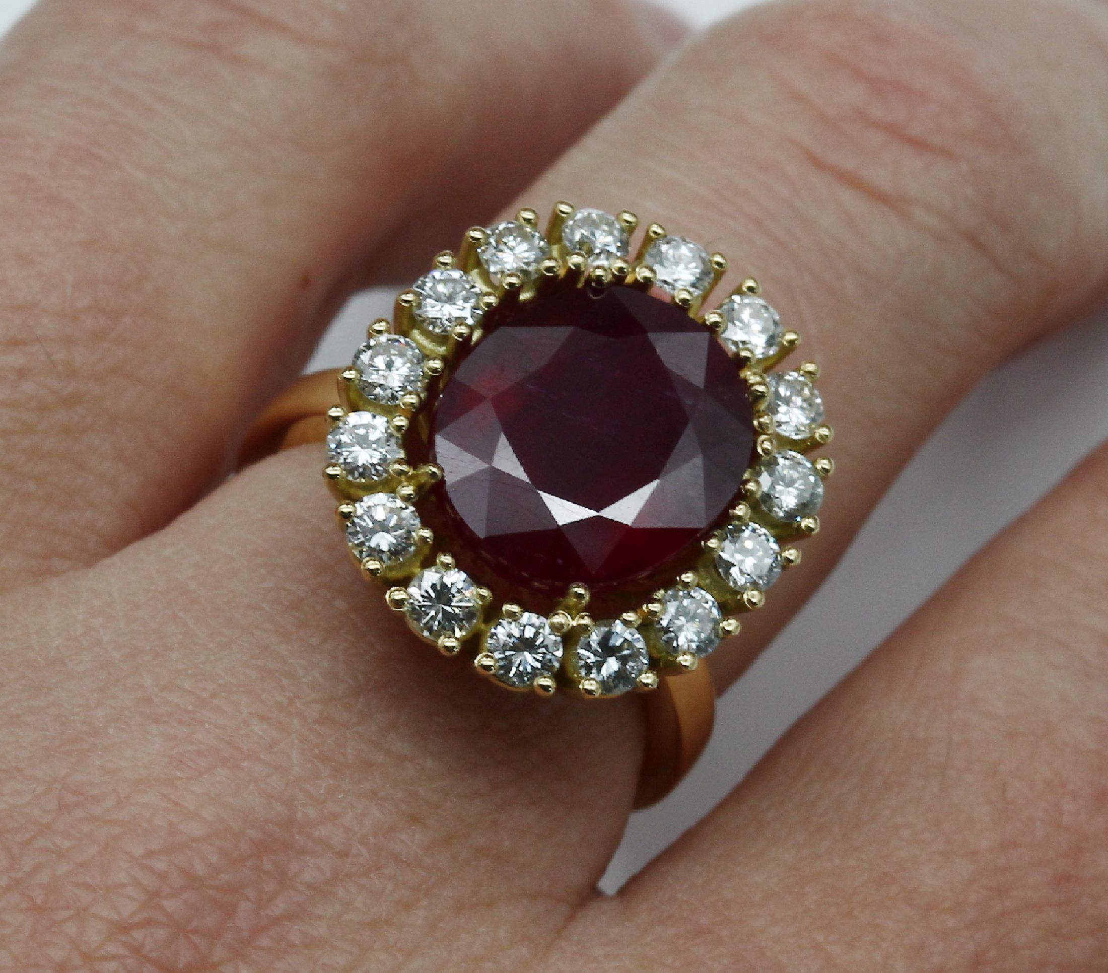 Detail a: 18 kt Gold Rubin-Brillant-Ring, GG 750/000,ovalfacett. Rubin (beh.) ca. 9.55 ct, Brillanten zus. ca. 1.30 ct feines Weiß -Weiß/vs-si, ca. 13.0 g, ...