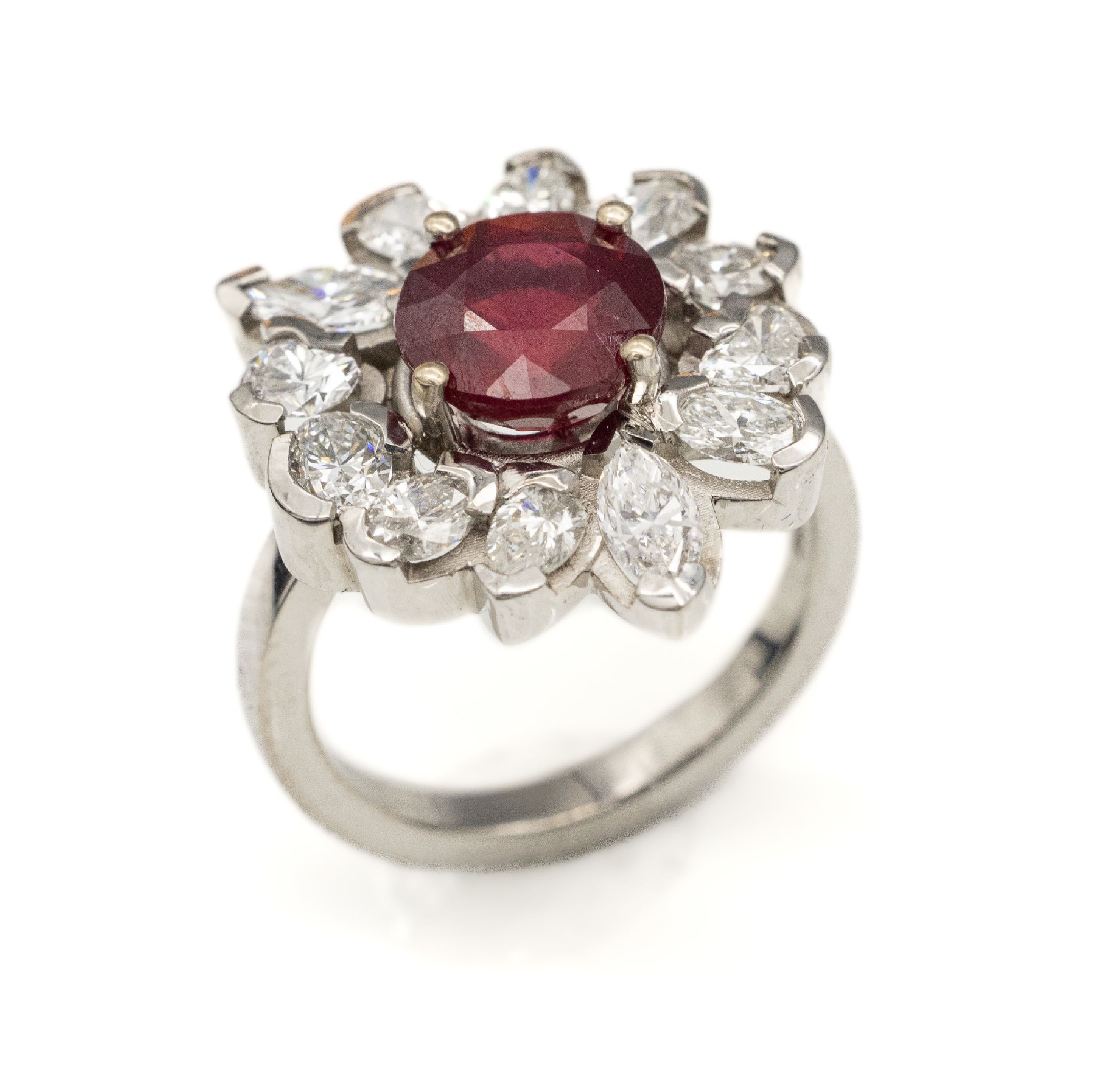 18 kt Gold Rubin-Diamant-Ring, WG 750/000, rundfacett. Rubin ca. 4.04 ct (beh.), Diamanten in versch. Schliffformen: Herz, Navette, oval zus. ca. ...