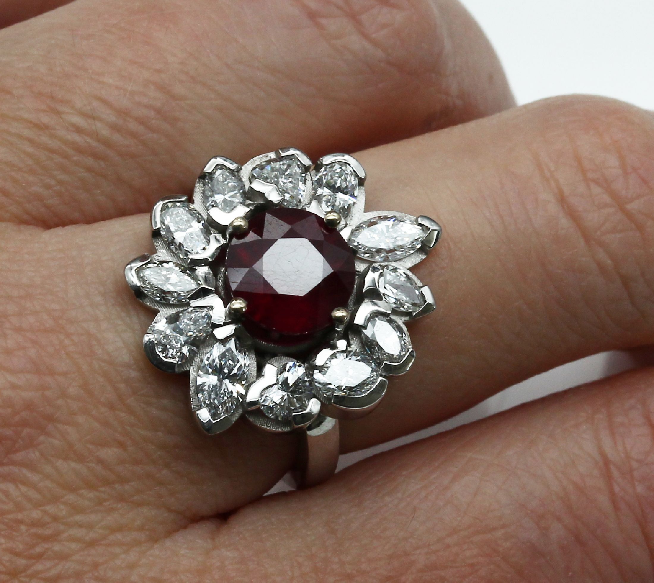Detail a: 18 kt Gold Rubin-Diamant-Ring, WG 750/000, rundfacett. Rubin ca. 4.04 ct (beh.), Diamanten in versch. Schliffformen: Herz, Navette, oval zus. ca. ...