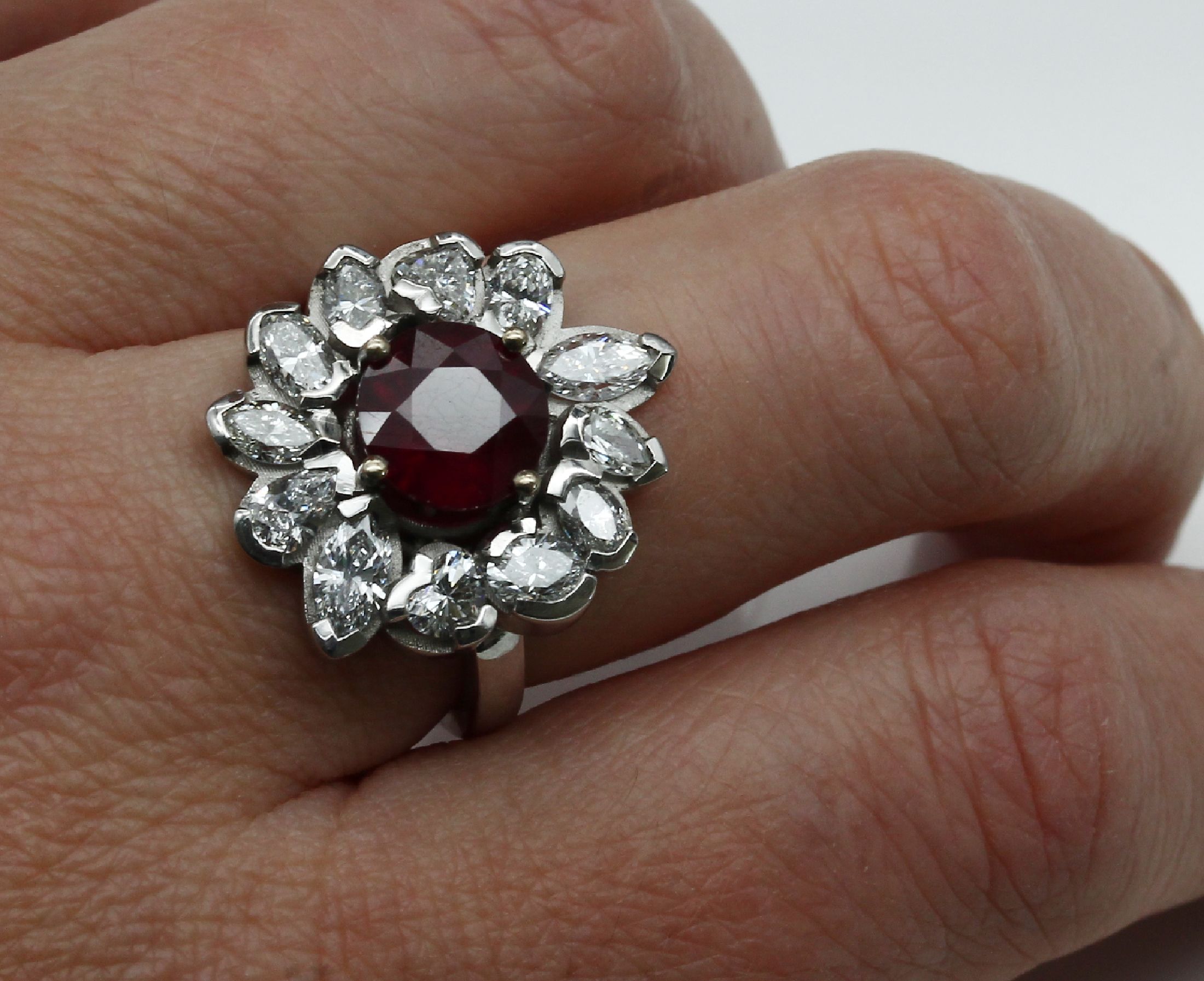 Detail b: 18 kt Gold Rubin-Diamant-Ring, WG 750/000, rundfacett. Rubin ca. 4.04 ct (beh.), Diamanten in versch. Schliffformen: Herz, Navette, oval zus. ca. ...